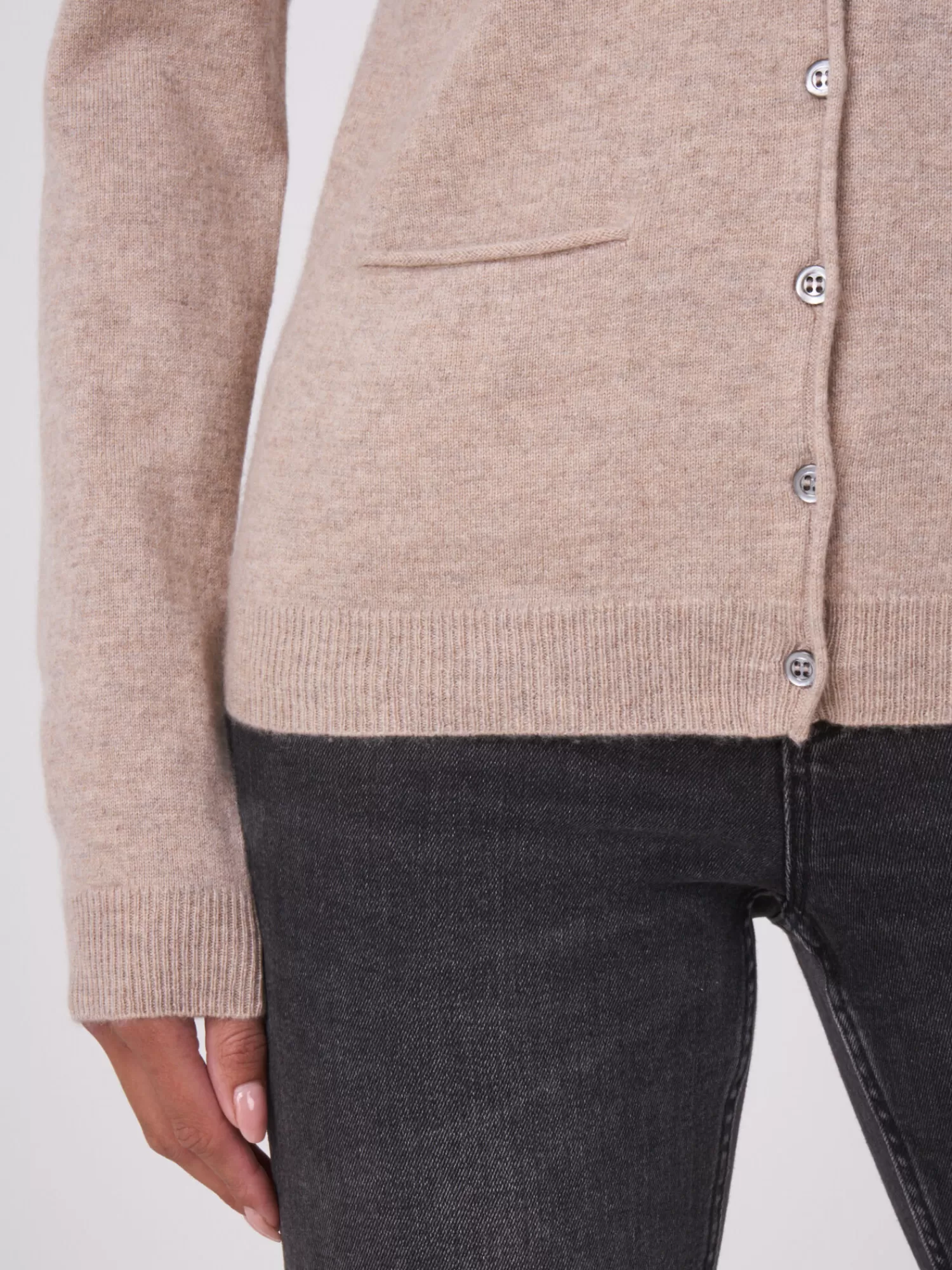 Découvrez notre cardigan femme élégant à col en V - Tissu doux avec poches fonctionnelles