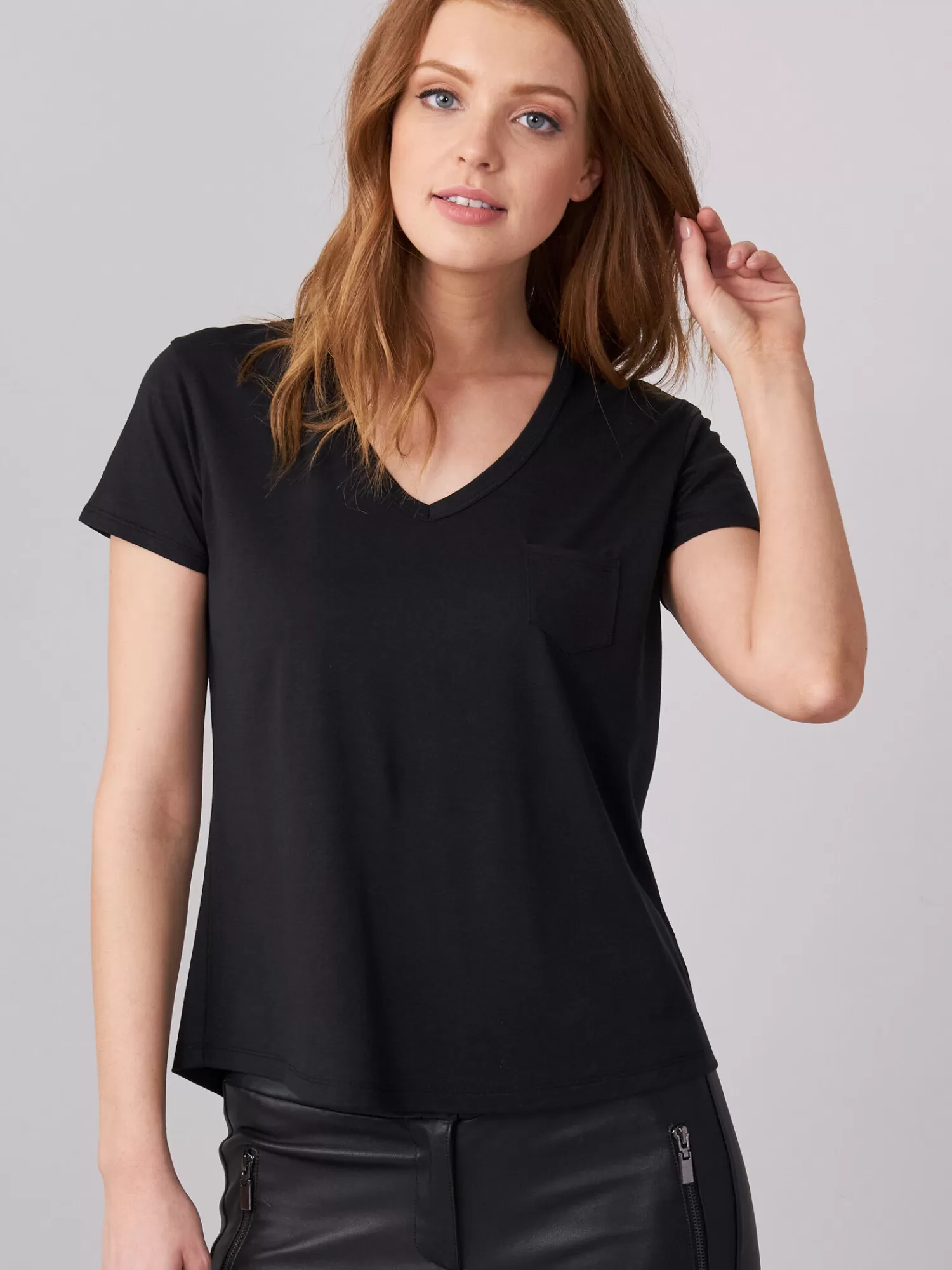 T-Shirt Femme Basique Décolleté en V avec Poche Poitrine | Promo Éclair sur les Hauts Tendances