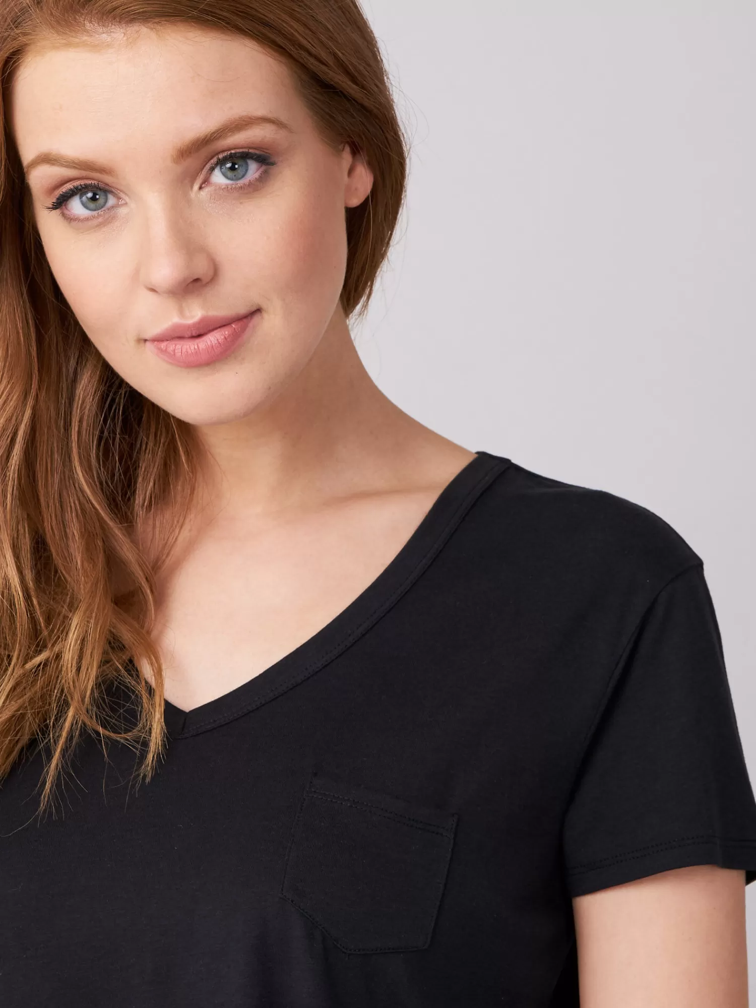 T-Shirt Femme Basique Décolleté en V avec Poche Poitrine | Promo Éclair sur les Hauts Tendances