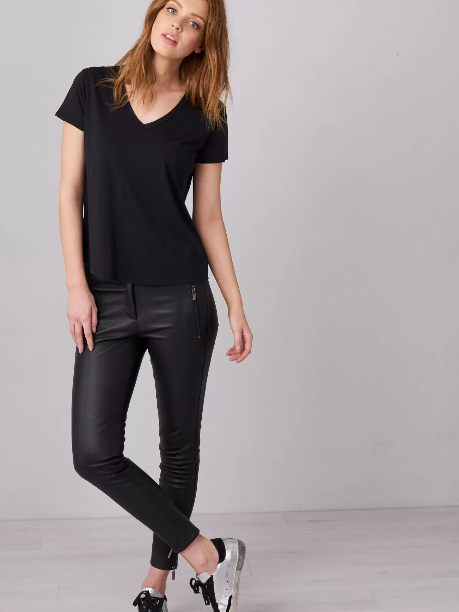 T-Shirt Femme Basique Décolleté en V avec Poche Poitrine | Promo Éclair sur les Hauts Tendances