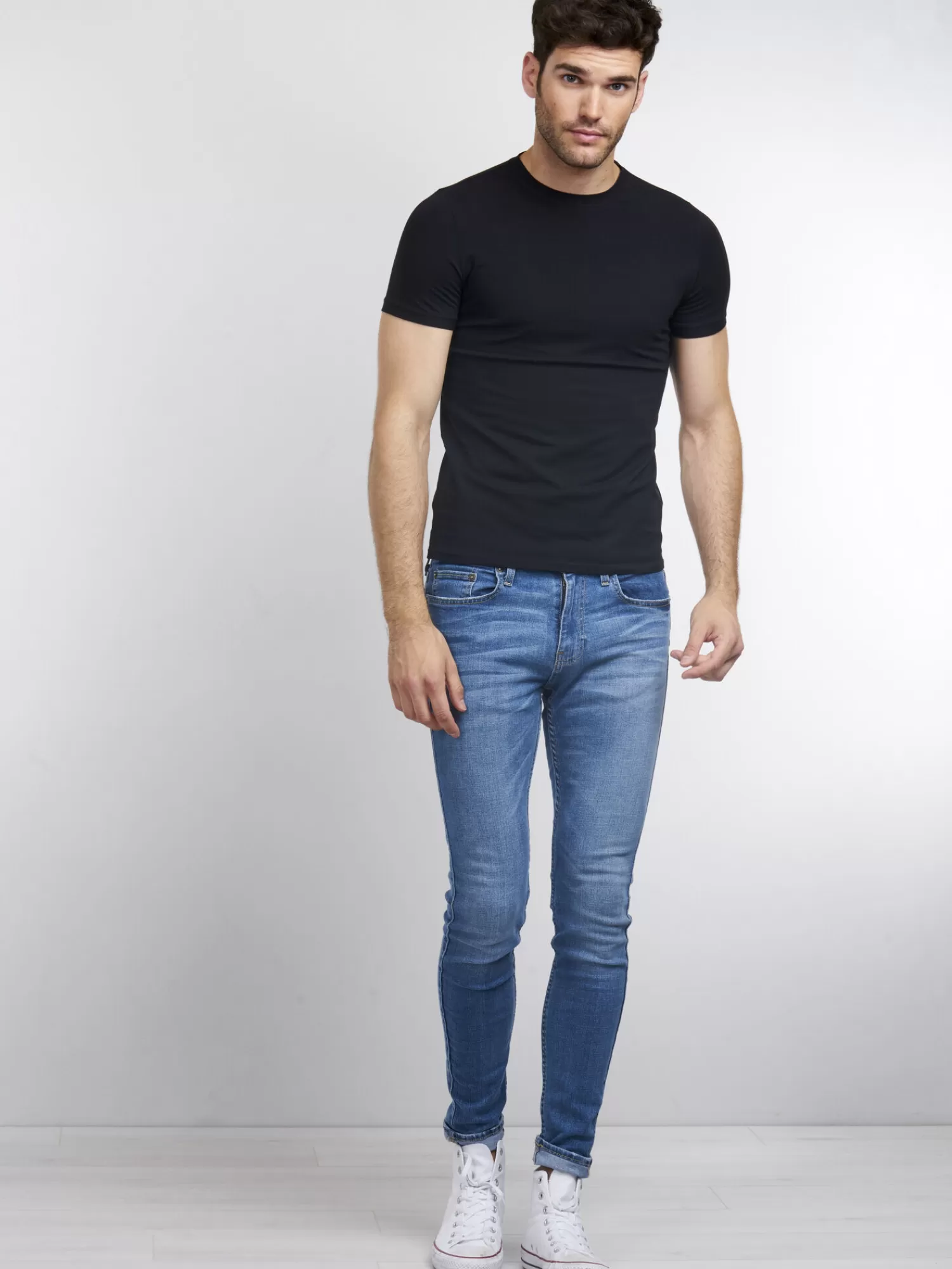 Découvrez le T-Shirt Essential Homme - Confortable & Polyvalent au Prix Doux