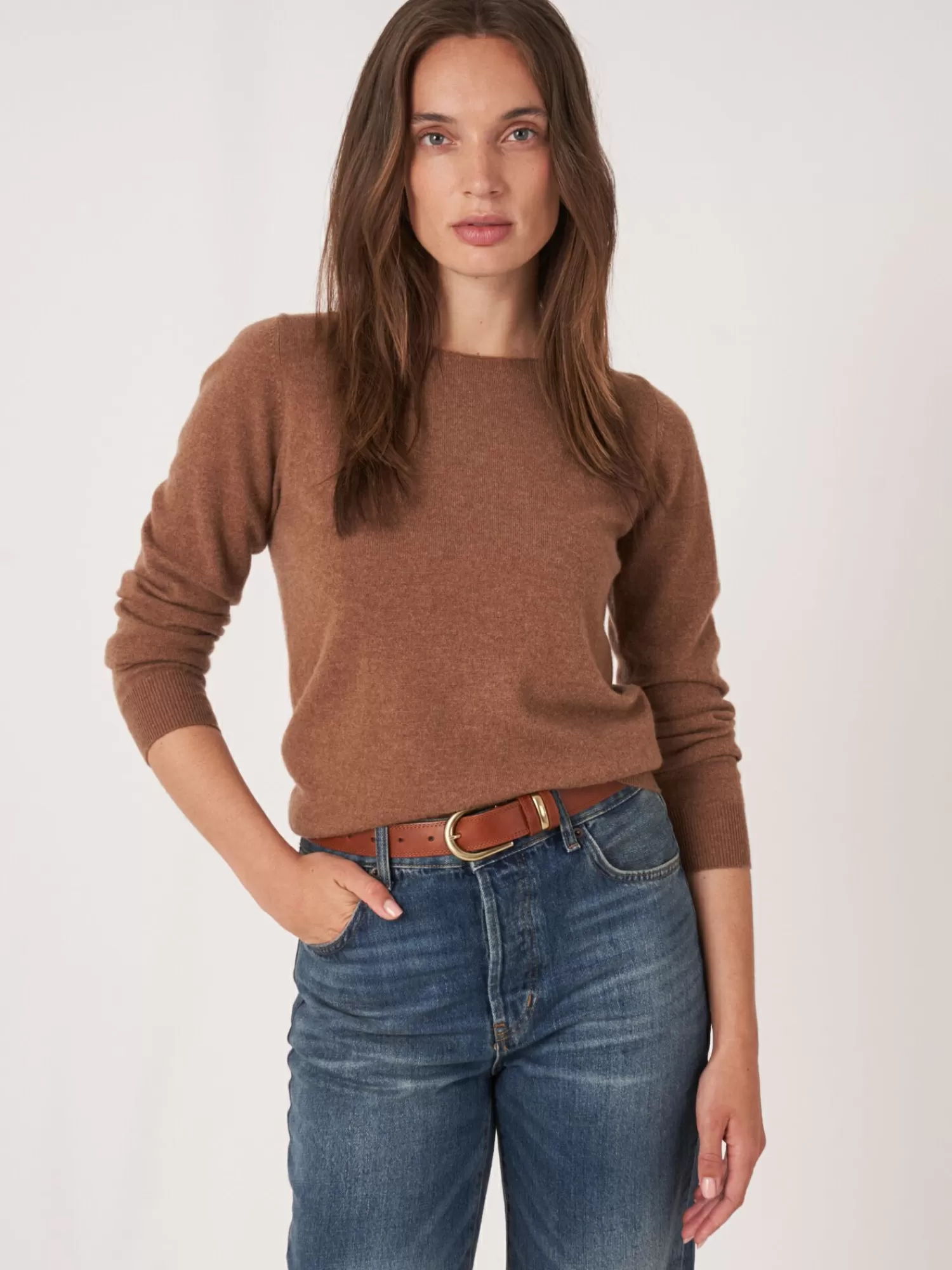 Pull féminin en cachemire bio à col roulé - Douceur naturelle et élégance intemporelle