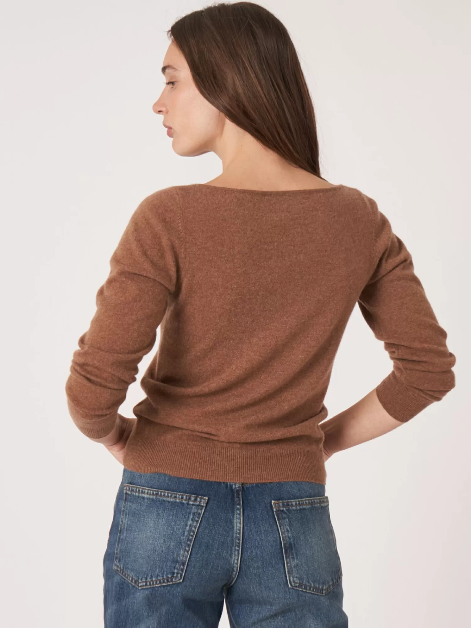 Pull féminin en cachemire bio à col roulé - Douceur naturelle et élégance intemporelle