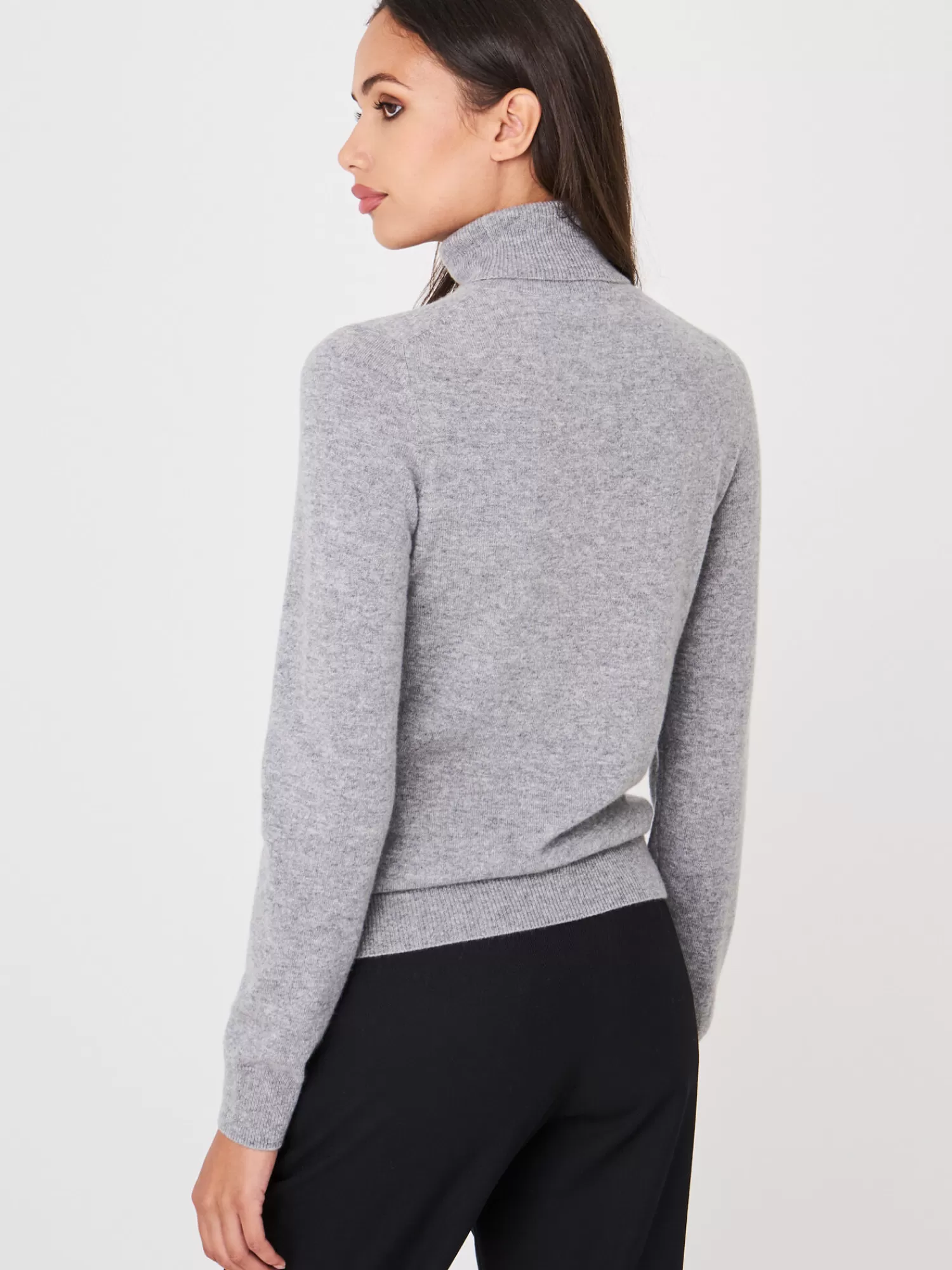 Découvrez notre pull intemporel en cachemire biologique - col roulé élégant pour femme, idéal pour les journées fraîches. Élégance naturelle et confort douillet.