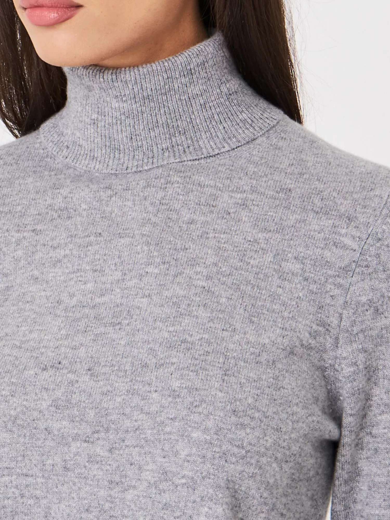 Découvrez notre pull intemporel en cachemire biologique - col roulé élégant pour femme, idéal pour les journées fraîches. Élégance naturelle et confort douillet.