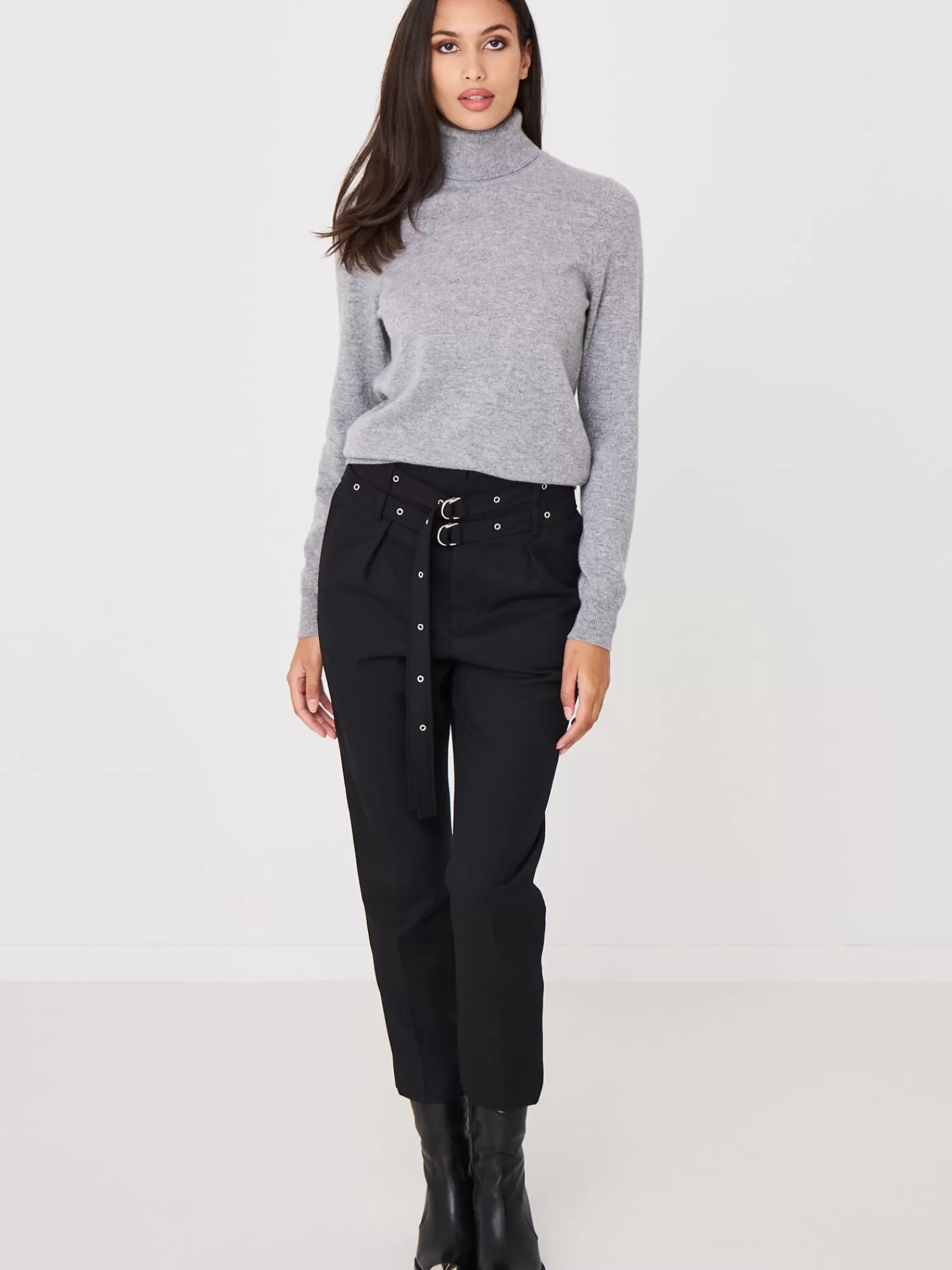 Découvrez notre pull intemporel en cachemire biologique - col roulé élégant pour femme, idéal pour les journées fraîches. Élégance naturelle et confort douillet.