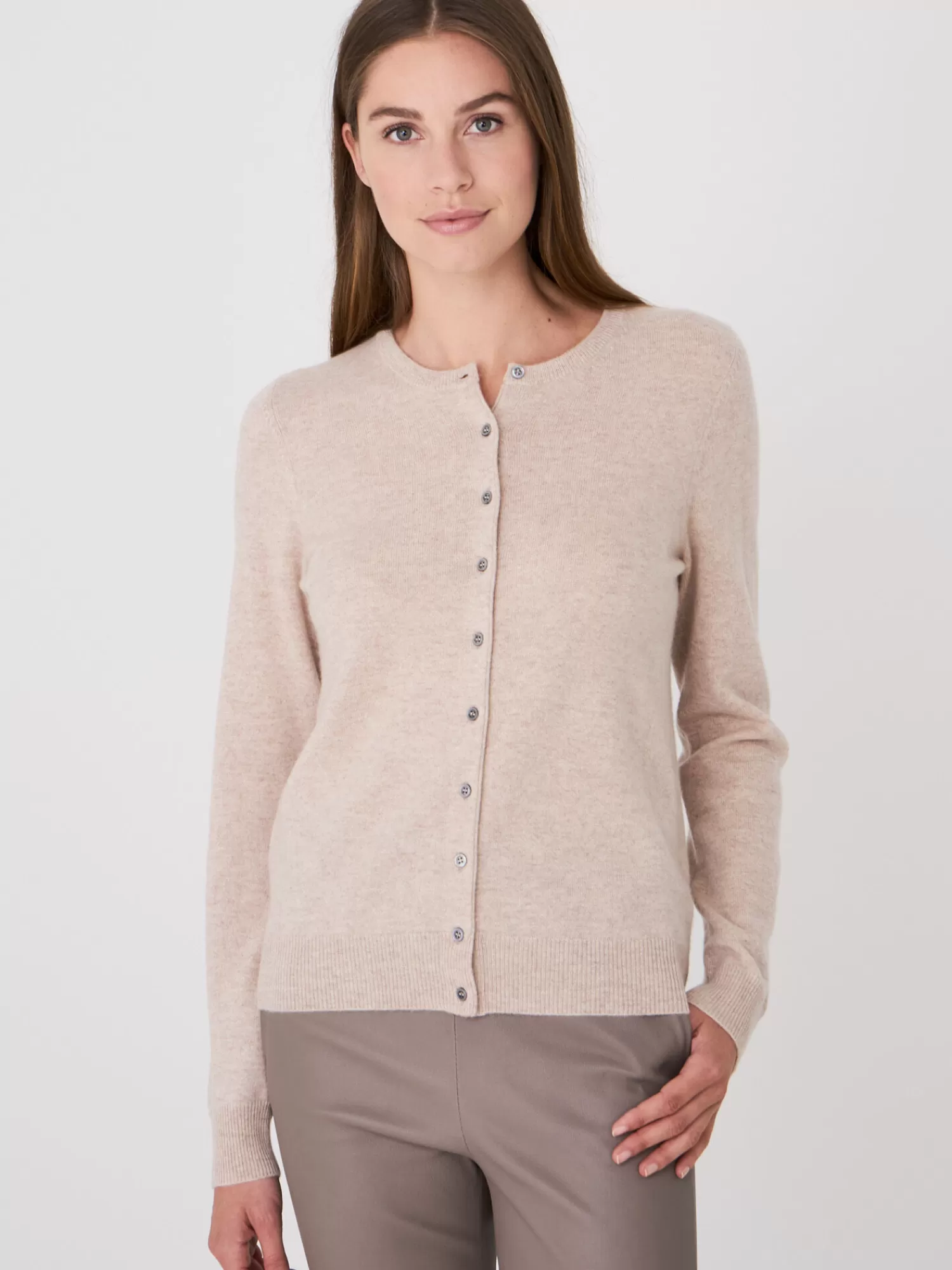 Découvrez notre gilet féminin en cachemire bio à col rond - Élégance intemporelle et confort douillet  

Gilet Femme en Cachemire Biologique - Col Rond et Design Minimaliste | Confort Léger et Style Polyvalent  

Collection en ligne : Gilet Détente en Cachemire Naturel pour Femme - Coupe Ronde et Toucher Soyeux  

Élégance Organique : Gilet Femme Col Arrondi en Laine Cachemire - Pièce Basique pour Tenues Raffinées  

Gilet Feminin en Fibres Bio - Cachemire Doux avec Encolure Ronde | Idéal pour Associer au Quotidien