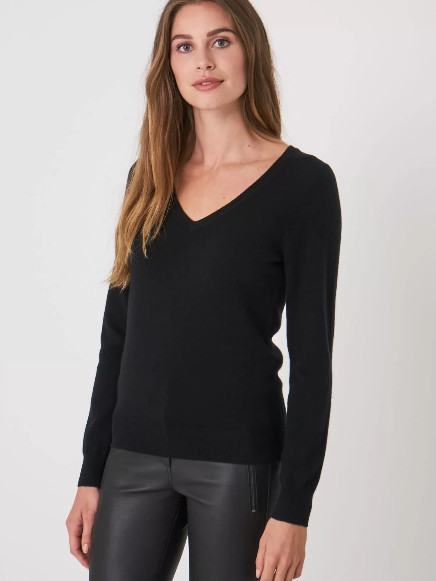Découvrez le Pull Femme en Cachemire Biologique – Col en V Élégant par Essentiels