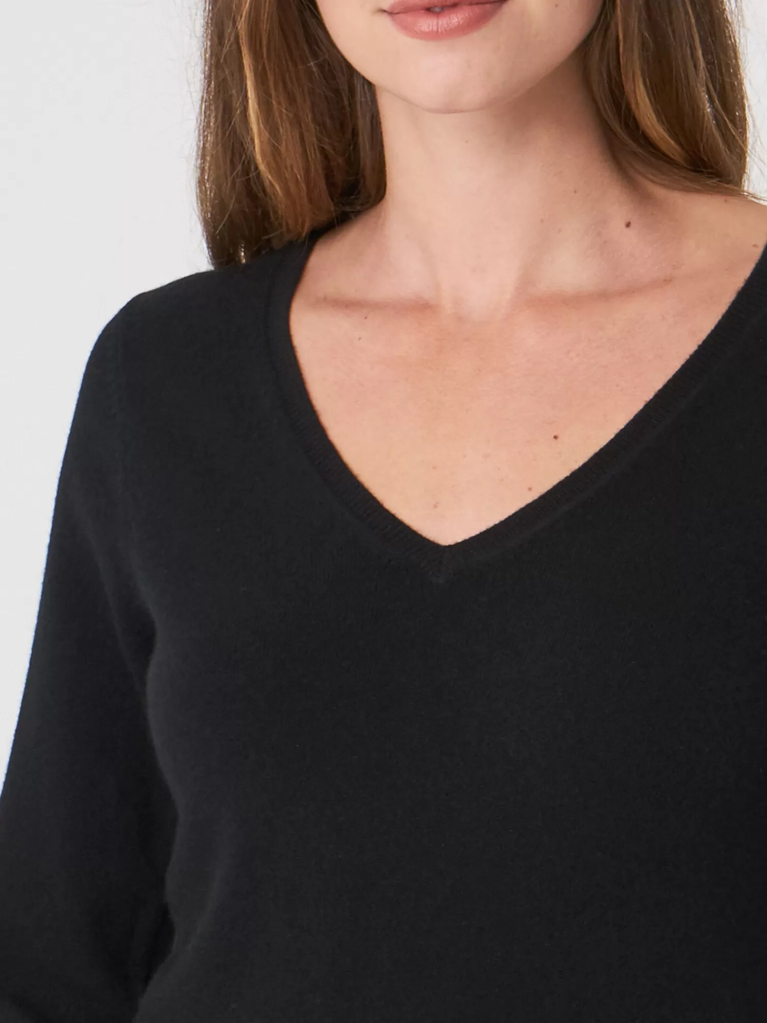 Découvrez le Pull Femme en Cachemire Biologique – Col en V Élégant par Essentiels
