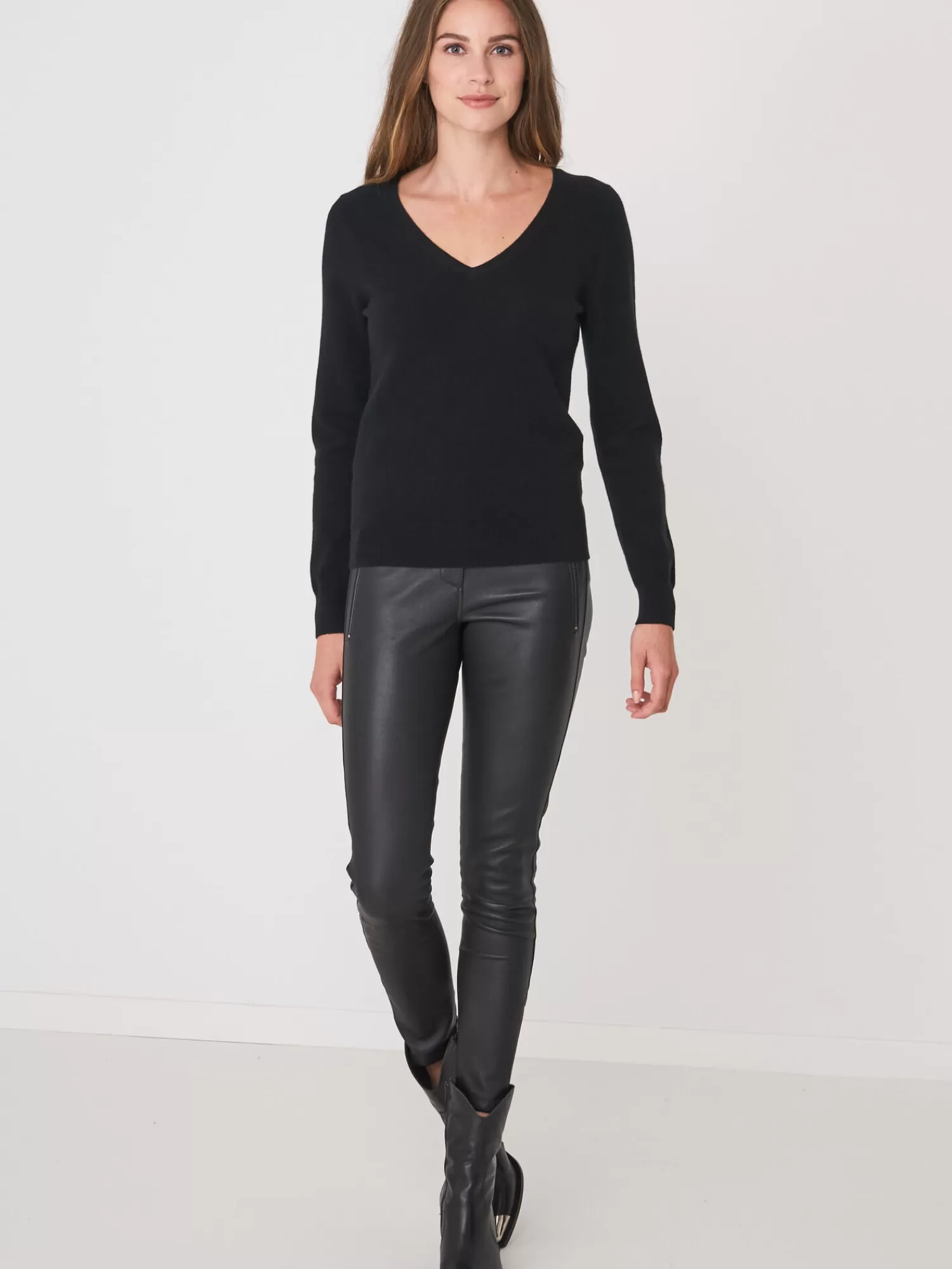 Découvrez le Pull Femme en Cachemire Biologique – Col en V Élégant par Essentiels