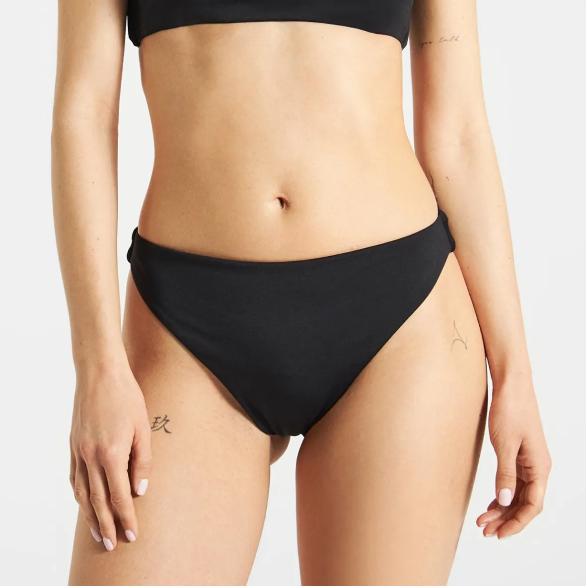 Soldes : Bas de bikini Sanda Noir - Pièces de bain féminines en liquidation (Édition limitée)  

Lots de fin de série : Culottes bikini élégantes pour femme - Couleur nuit par Sanda