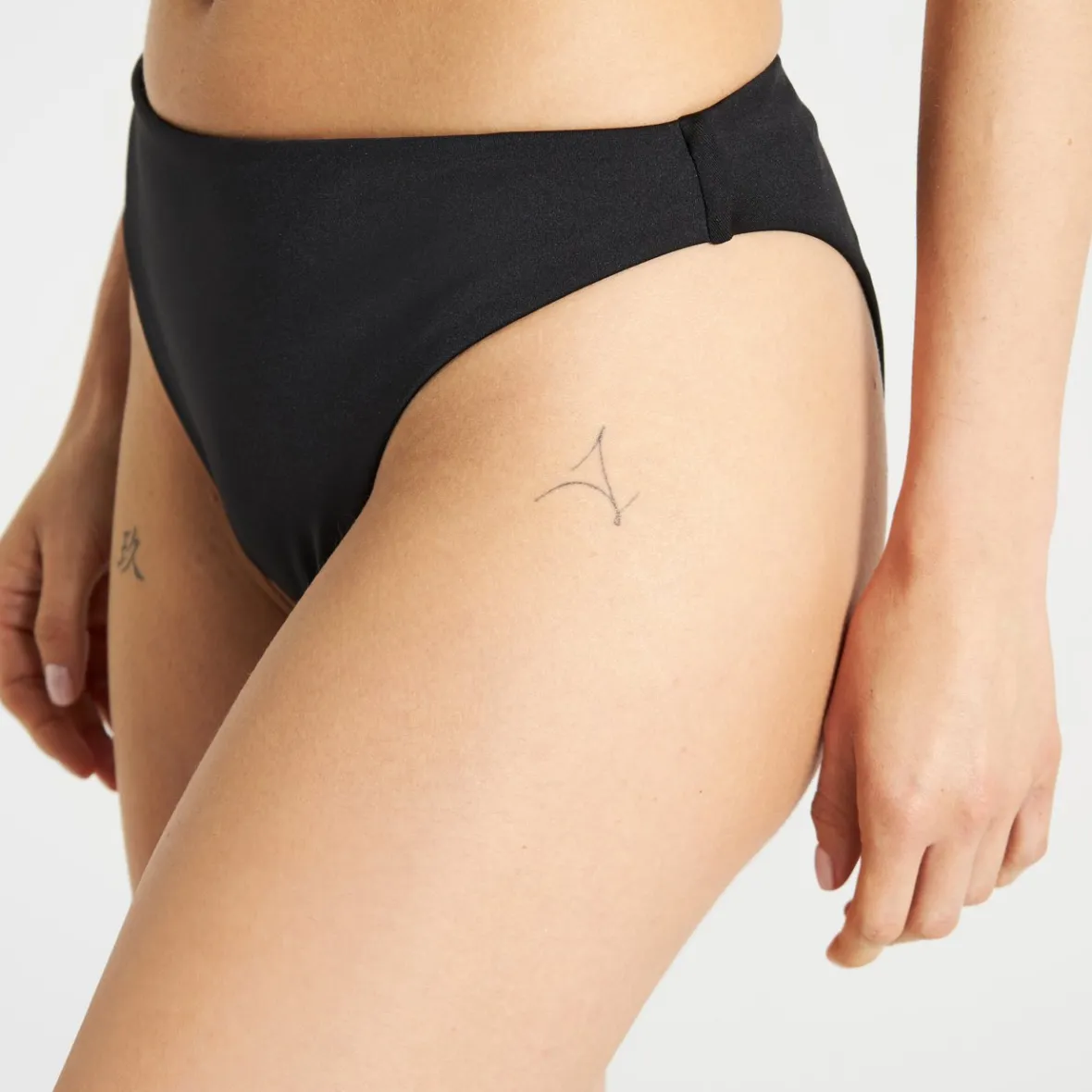 Soldes : Bas de bikini Sanda Noir - Pièces de bain féminines en liquidation (Édition limitée)  

Lots de fin de série : Culottes bikini élégantes pour femme - Couleur nuit par Sanda
