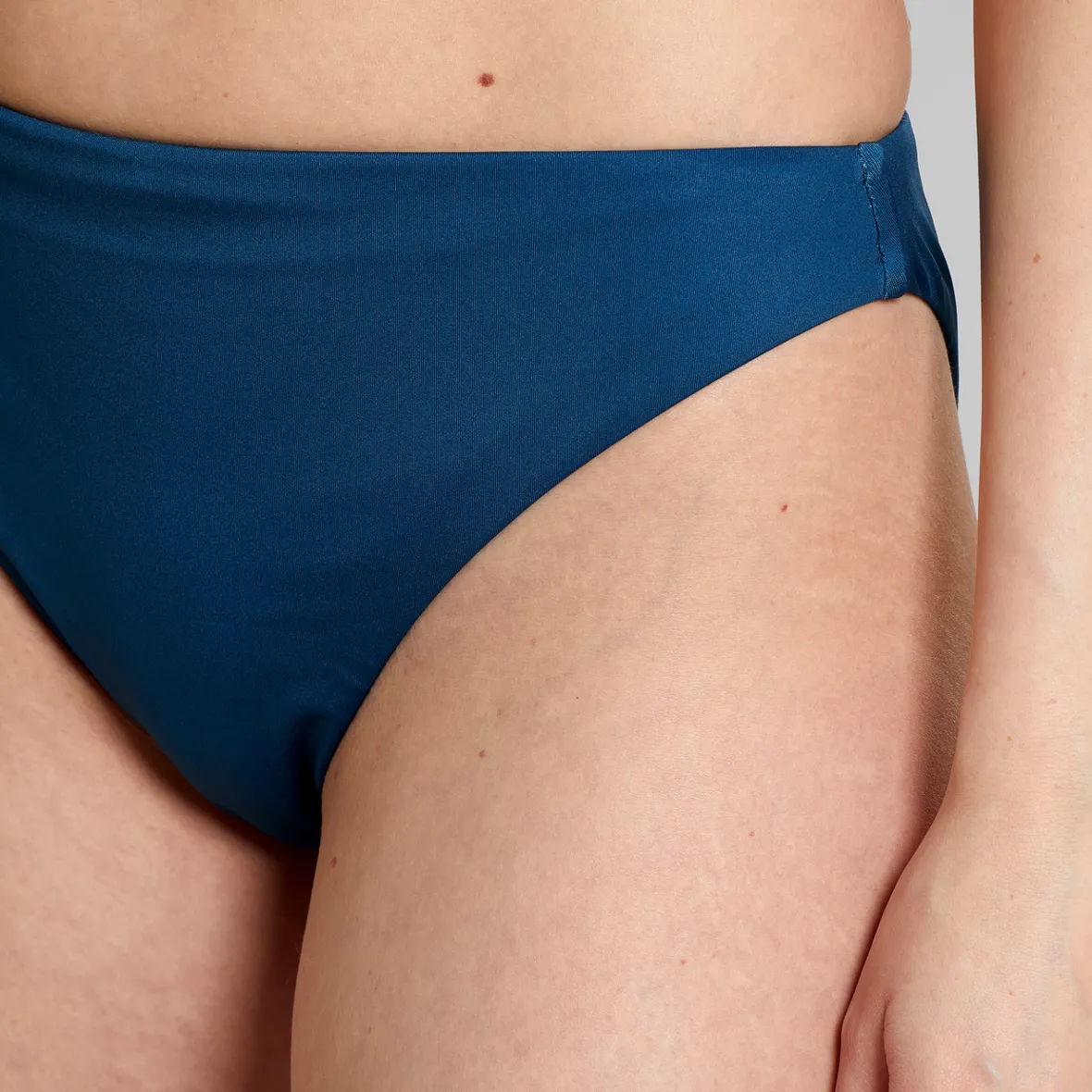 Maillot de bain féminin bas de bikini Bleu Majolique - Collection Sanda en promotion été
