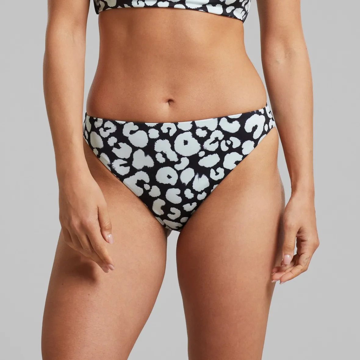 Maillot de Bain Femme Élégant | Bas de Bikini Noir Imprimé Léopard | Modèle Sanda Tendance | Offre Spéciale Été