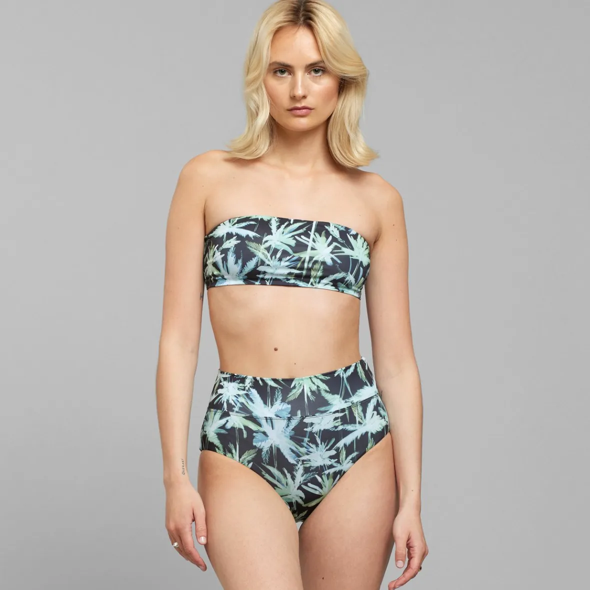 Culotte Bikini Noir à Motif Palmier Peint à la Main - Collection Élégant Été 2024 pour Femme | Soldes Exclusives