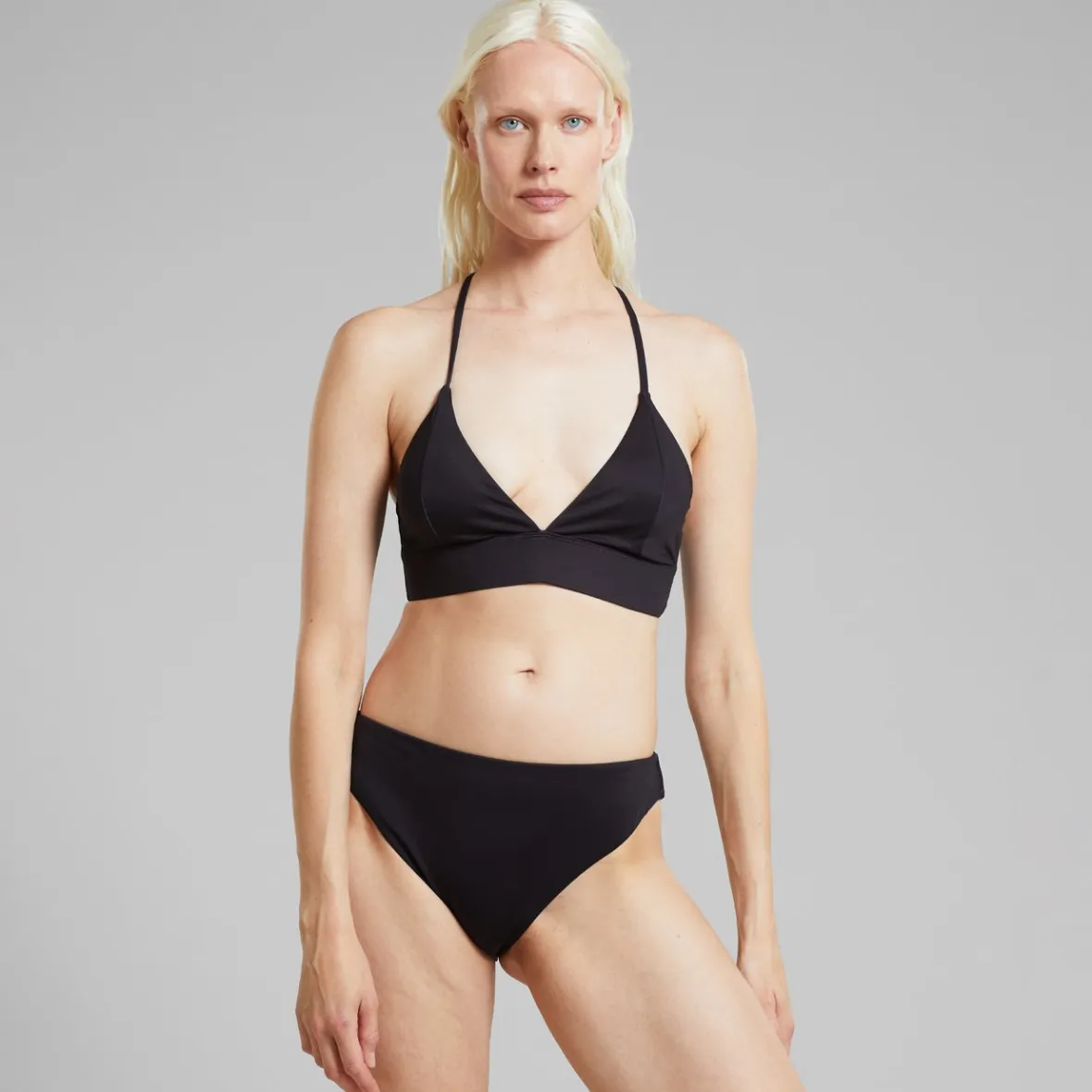 Haut de Bikini Tendance Alva - Noir Ébène en Promo Flash  
Collection Plage Femme - Confort Ultime & Style Affûté