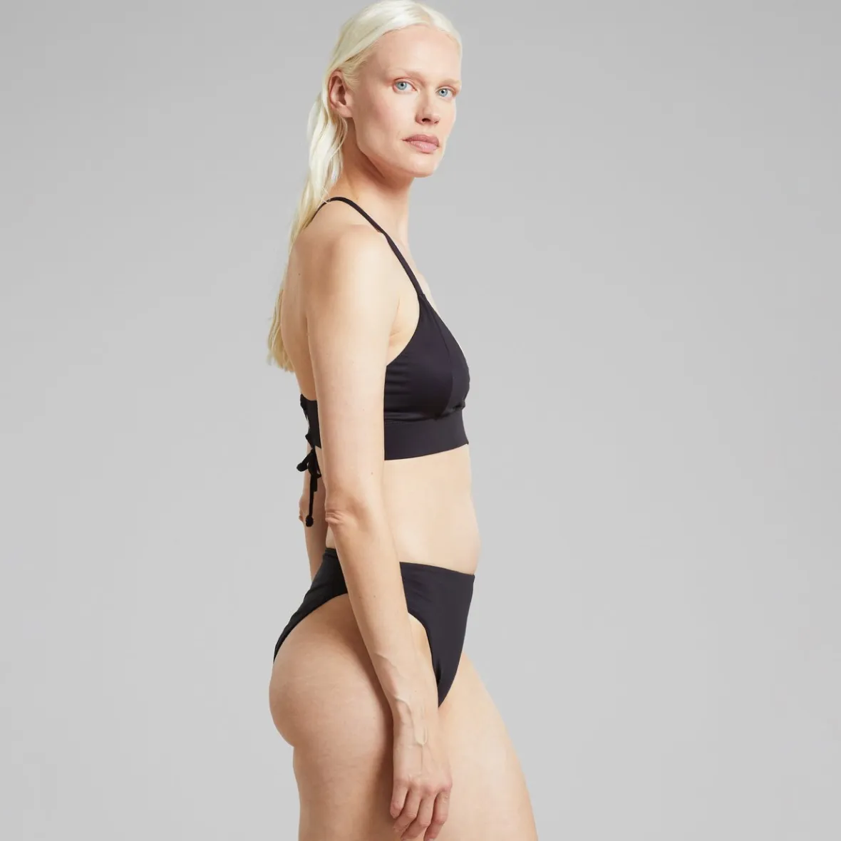 Haut de Bikini Tendance Alva - Noir Ébène en Promo Flash  
Collection Plage Femme - Confort Ultime & Style Affûté
