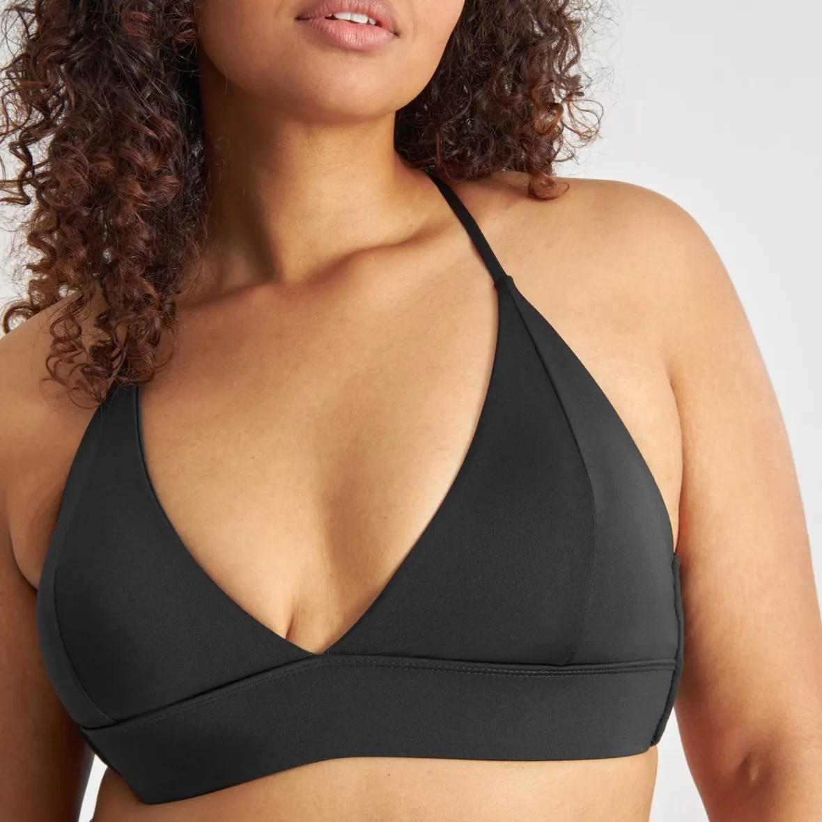 Haut de Bikini Tendance Alva - Noir Ébène en Promo Flash  
Collection Plage Femme - Confort Ultime & Style Affûté