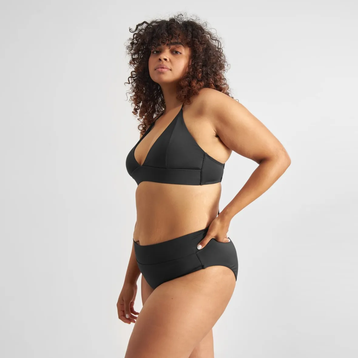 Haut de Bikini Tendance Alva - Noir Ébène en Promo Flash  
Collection Plage Femme - Confort Ultime & Style Affûté