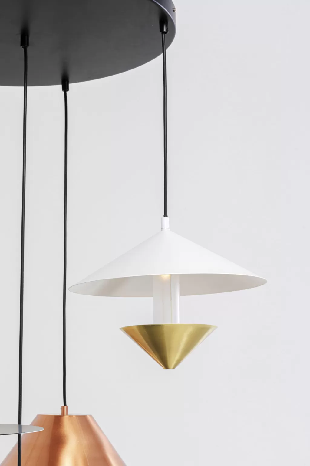 Lustre suspendu Cappelli - Design contemporain en métal doré - Diamètre 50 cm - Collection KARE Design 

Suspension design Cappelli - Éclairage d'intérieur moderne avec structure en laiton - 50 cm de diamètre - KARE Design Collection Exclusive 

Luminaire suspendu Cappelli Style Industriel - Abat-jour texturé Ø50cm - Édition Limitée KARE - Parfait pour salon et salle à manger 

Suspension étoilée Cappelli - Création lumineuse en métal brossé - Format géant 50 cm - Signature KARE Design 2024