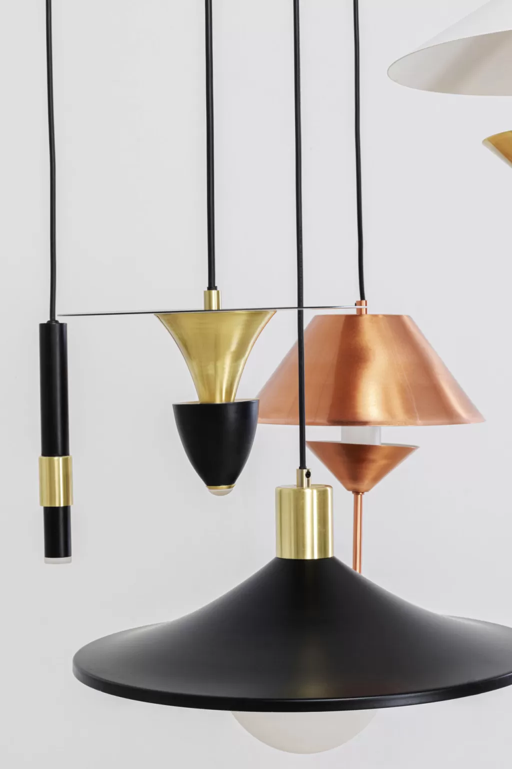 Lustre suspendu Cappelli - Design contemporain en métal doré - Diamètre 50 cm - Collection KARE Design 

Suspension design Cappelli - Éclairage d'intérieur moderne avec structure en laiton - 50 cm de diamètre - KARE Design Collection Exclusive 

Luminaire suspendu Cappelli Style Industriel - Abat-jour texturé Ø50cm - Édition Limitée KARE - Parfait pour salon et salle à manger 

Suspension étoilée Cappelli - Création lumineuse en métal brossé - Format géant 50 cm - Signature KARE Design 2024
