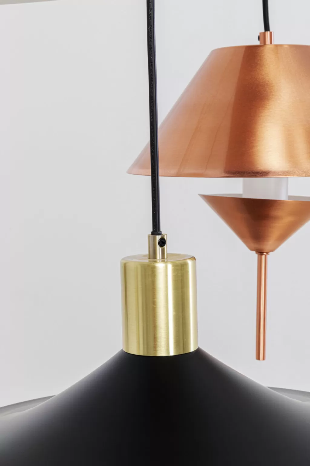Lustre suspendu Cappelli - Design contemporain en métal doré - Diamètre 50 cm - Collection KARE Design 

Suspension design Cappelli - Éclairage d'intérieur moderne avec structure en laiton - 50 cm de diamètre - KARE Design Collection Exclusive 

Luminaire suspendu Cappelli Style Industriel - Abat-jour texturé Ø50cm - Édition Limitée KARE - Parfait pour salon et salle à manger 

Suspension étoilée Cappelli - Création lumineuse en métal brossé - Format géant 50 cm - Signature KARE Design 2024