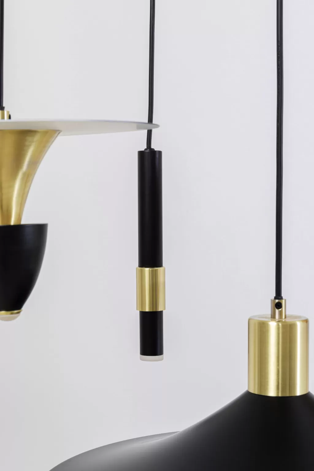 Lustre suspendu Cappelli - Design contemporain en métal doré - Diamètre 50 cm - Collection KARE Design 

Suspension design Cappelli - Éclairage d'intérieur moderne avec structure en laiton - 50 cm de diamètre - KARE Design Collection Exclusive 

Luminaire suspendu Cappelli Style Industriel - Abat-jour texturé Ø50cm - Édition Limitée KARE - Parfait pour salon et salle à manger 

Suspension étoilée Cappelli - Création lumineuse en métal brossé - Format géant 50 cm - Signature KARE Design 2024
