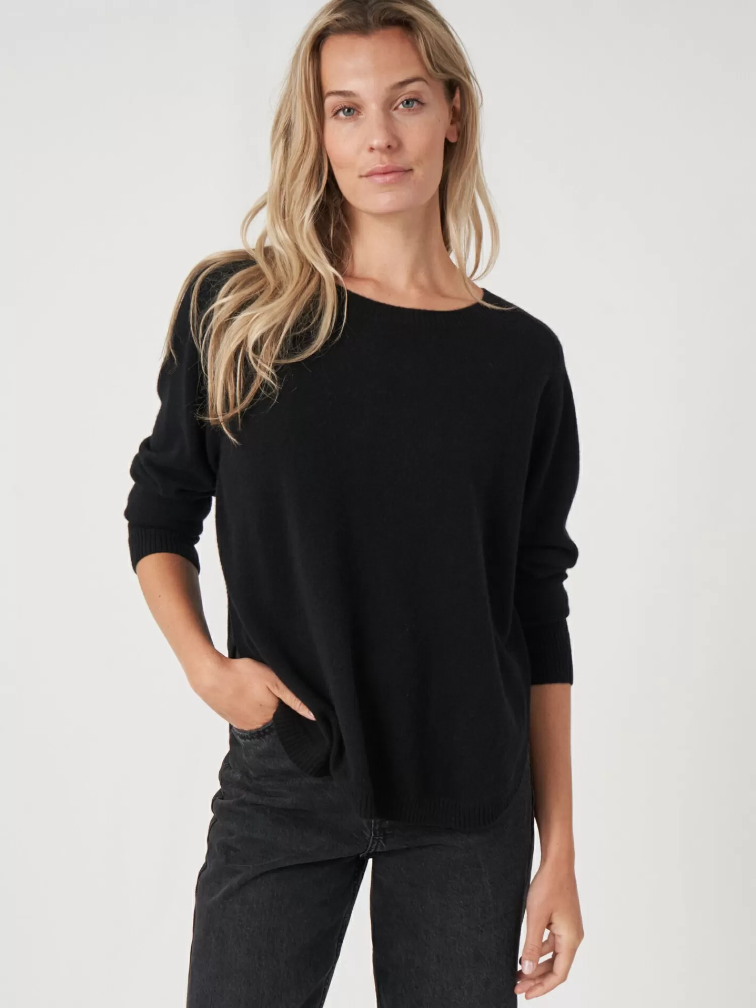 Découvrez notre pull en cachemire col bateau - Coupe féminine avec ourlet arrondi - Collection exclusive pour femme
