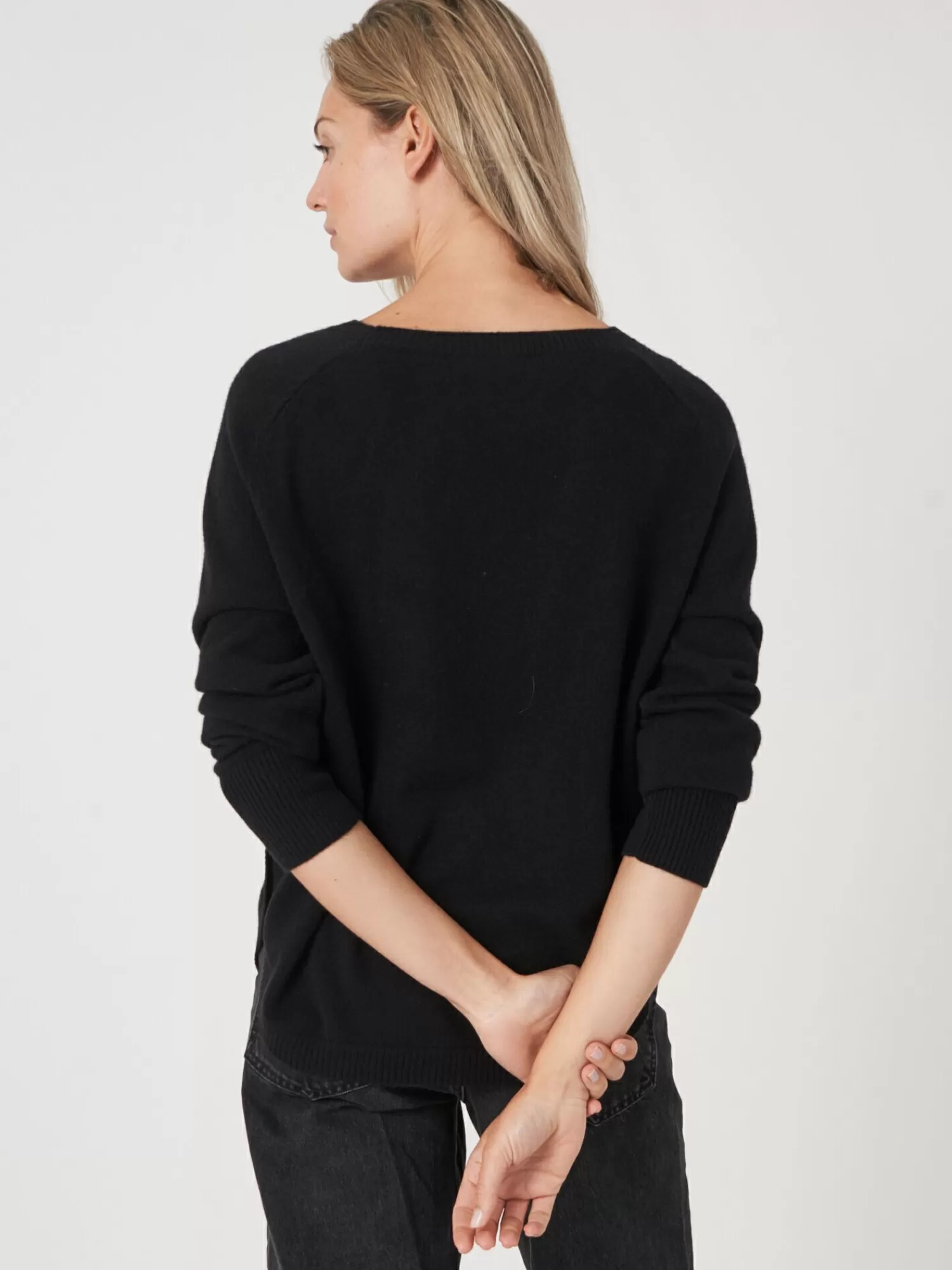 Découvrez notre pull en cachemire col bateau - Coupe féminine avec ourlet arrondi - Collection exclusive pour femme