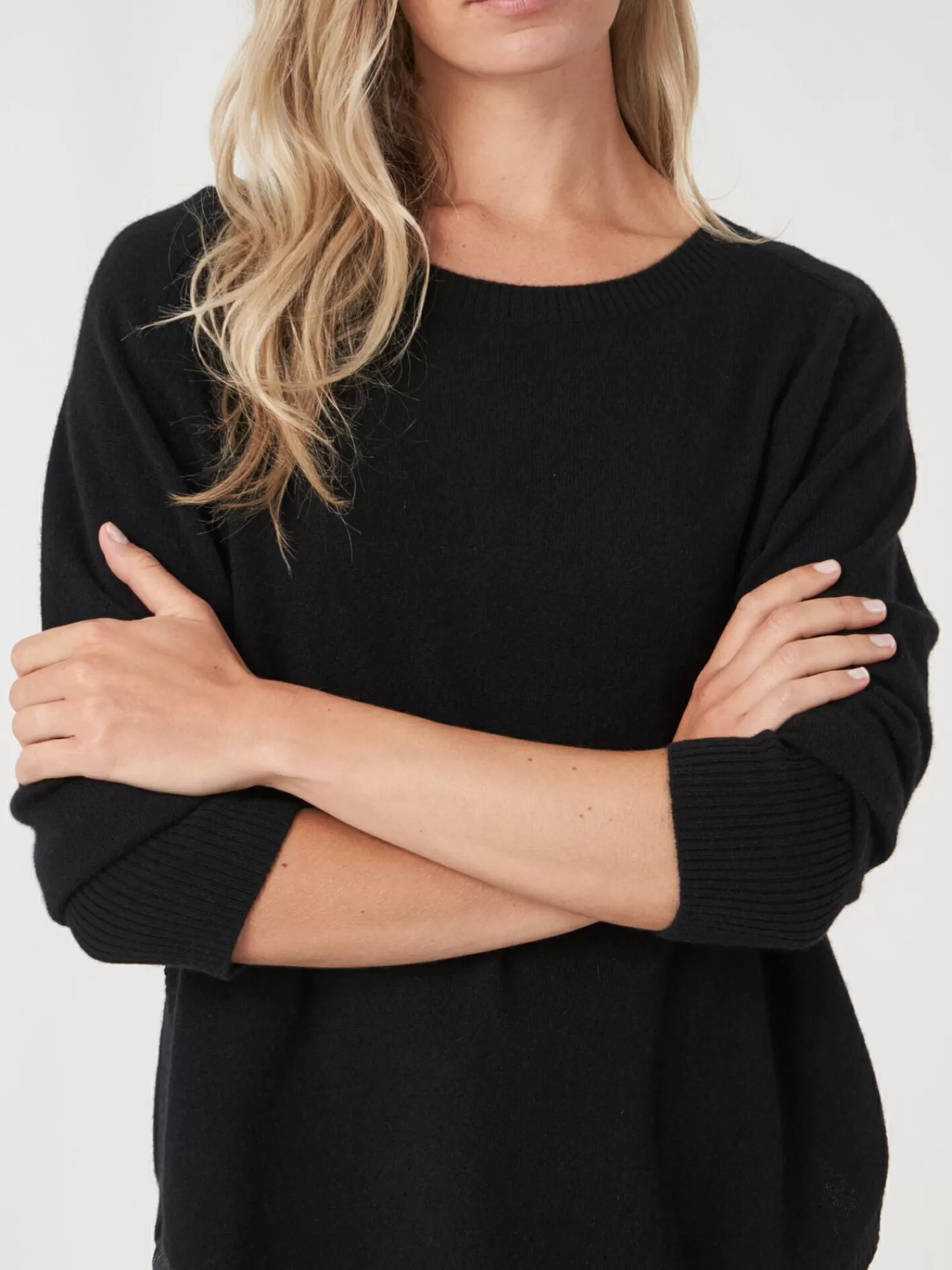Découvrez notre pull en cachemire col bateau - Coupe féminine avec ourlet arrondi - Collection exclusive pour femme