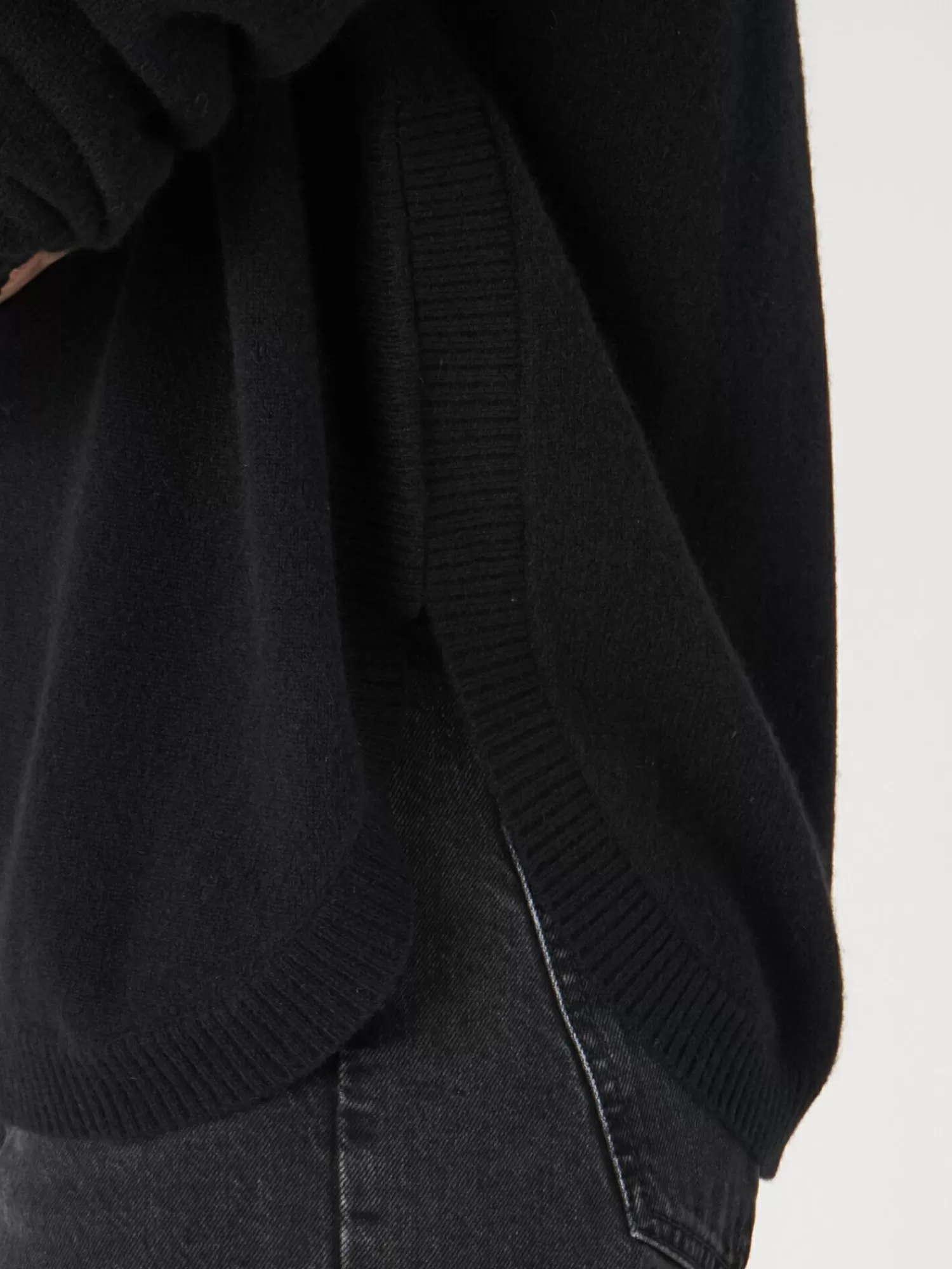 Découvrez notre pull en cachemire col bateau - Coupe féminine avec ourlet arrondi - Collection exclusive pour femme