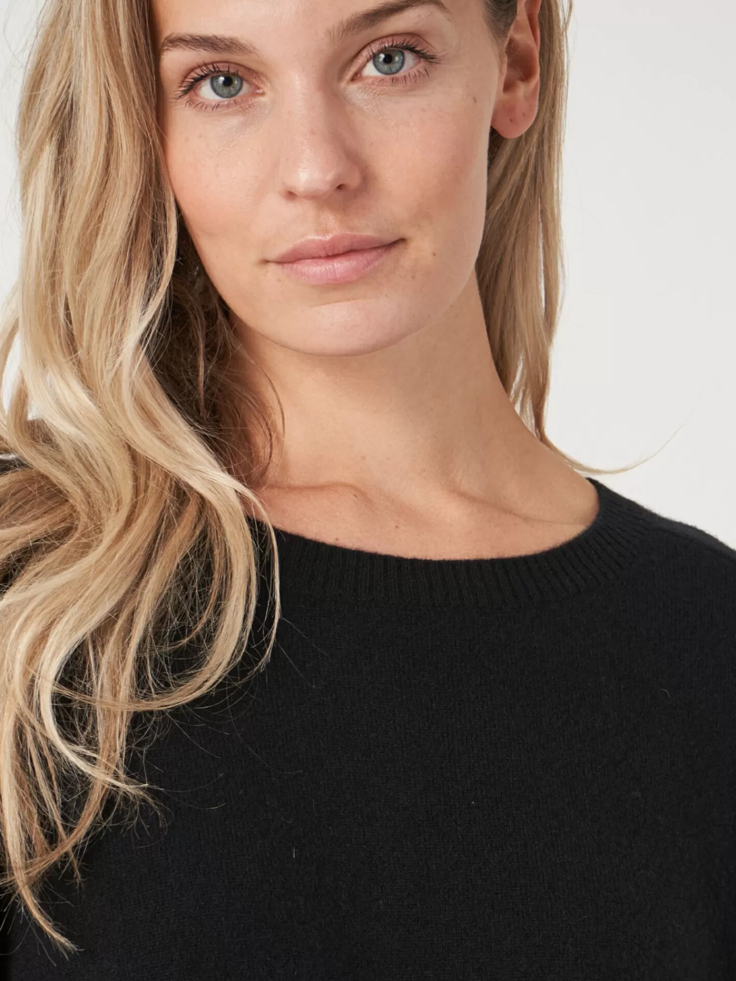 Découvrez notre pull en cachemire col bateau - Coupe féminine avec ourlet arrondi - Collection exclusive pour femme