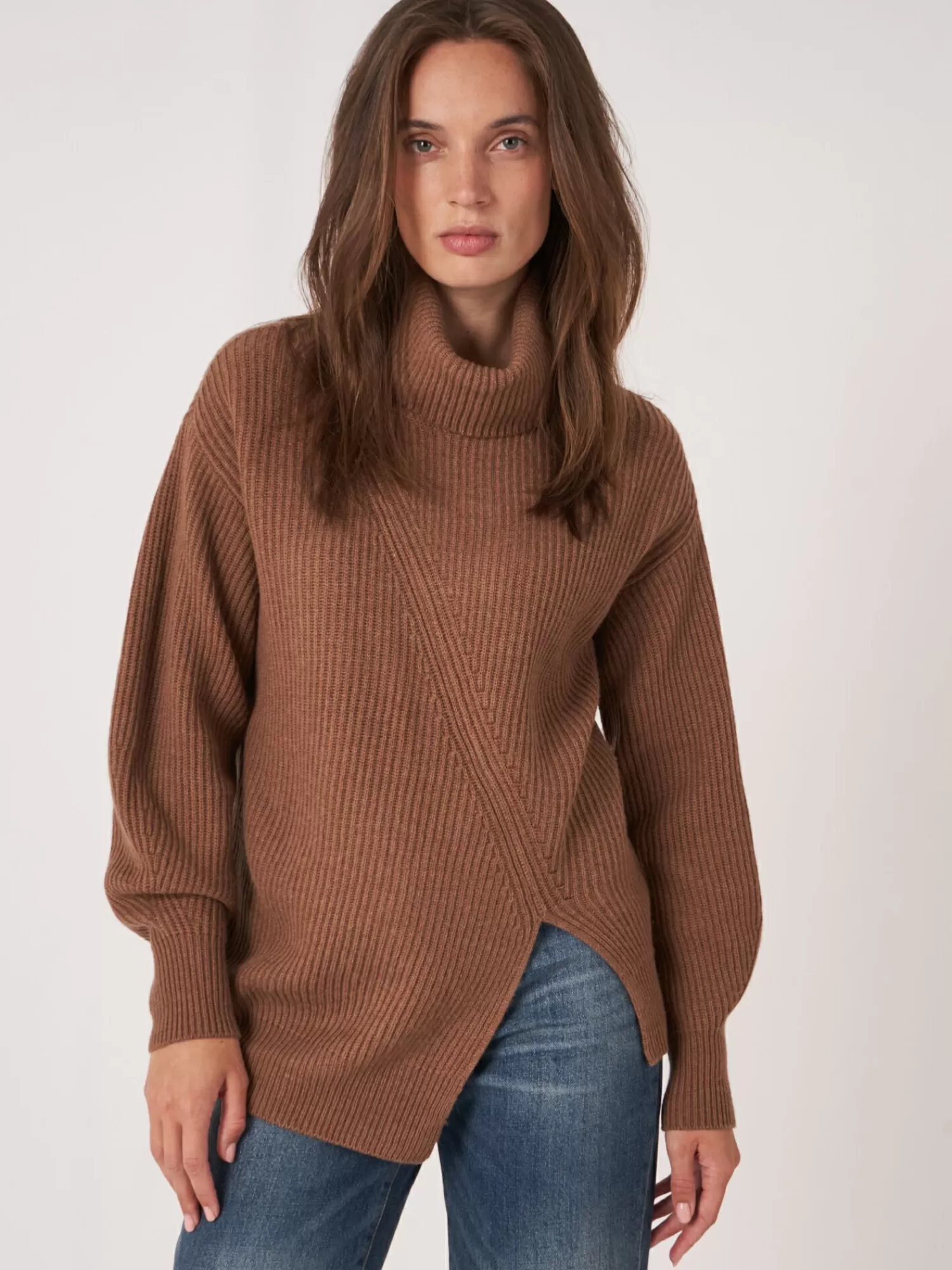 Découvrez le Pull Femme en Cachemire Élégant - Zip Asymétrique et Détail Zoom pour une Silhouette Dynamique