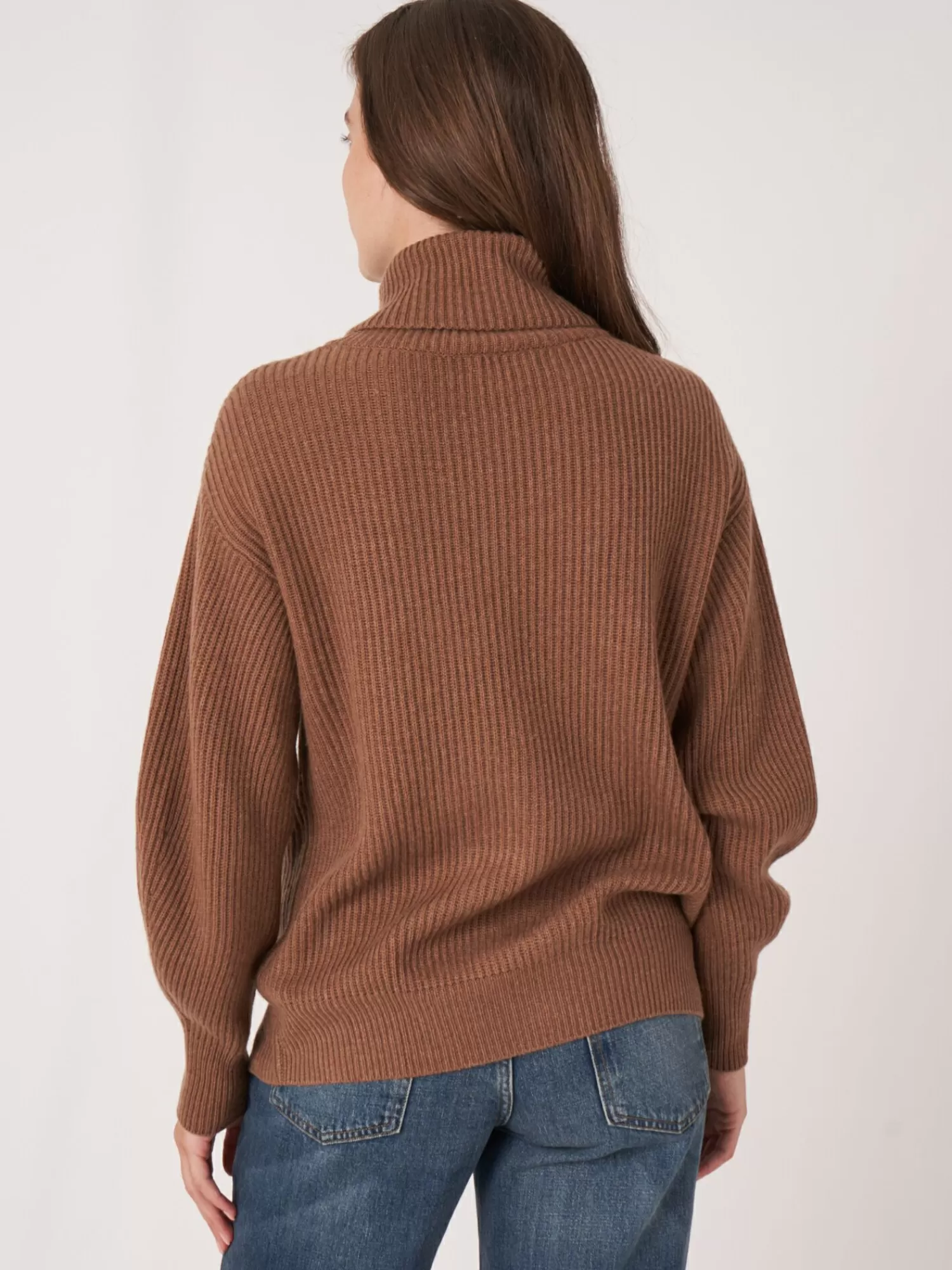 Découvrez le Pull Femme en Cachemire Élégant - Zip Asymétrique et Détail Zoom pour une Silhouette Dynamique