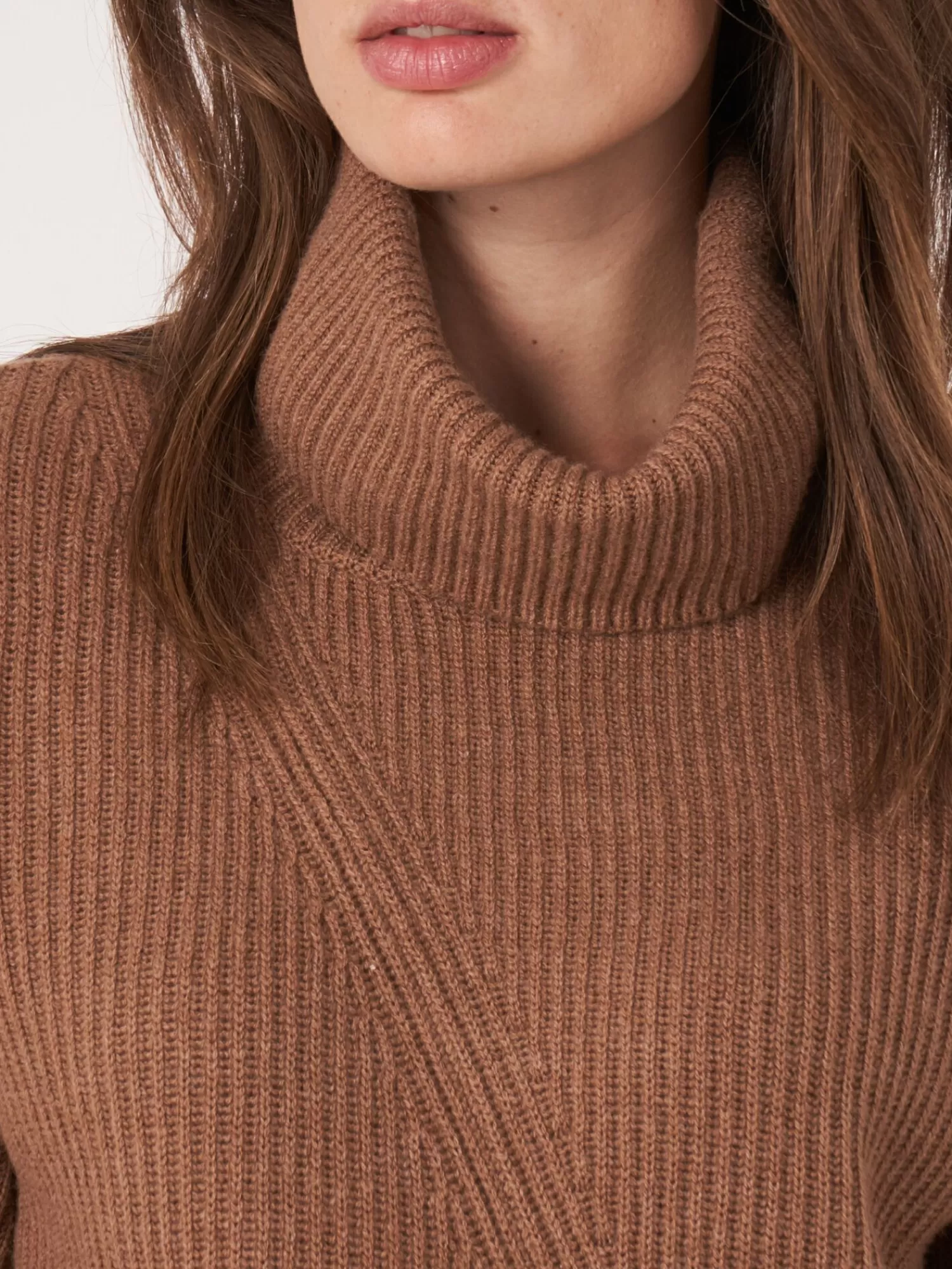 Découvrez le Pull Femme en Cachemire Élégant - Zip Asymétrique et Détail Zoom pour une Silhouette Dynamique