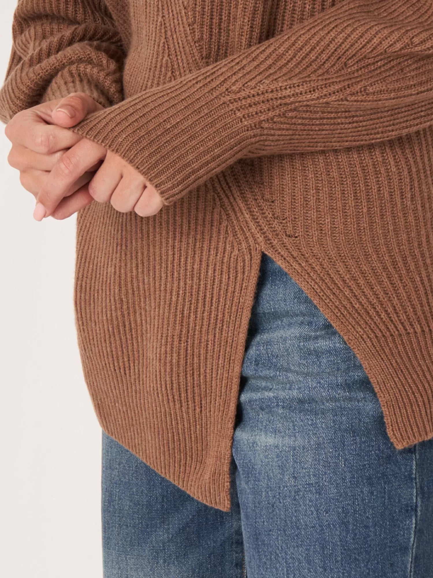 Découvrez le Pull Femme en Cachemire Élégant - Zip Asymétrique et Détail Zoom pour une Silhouette Dynamique
