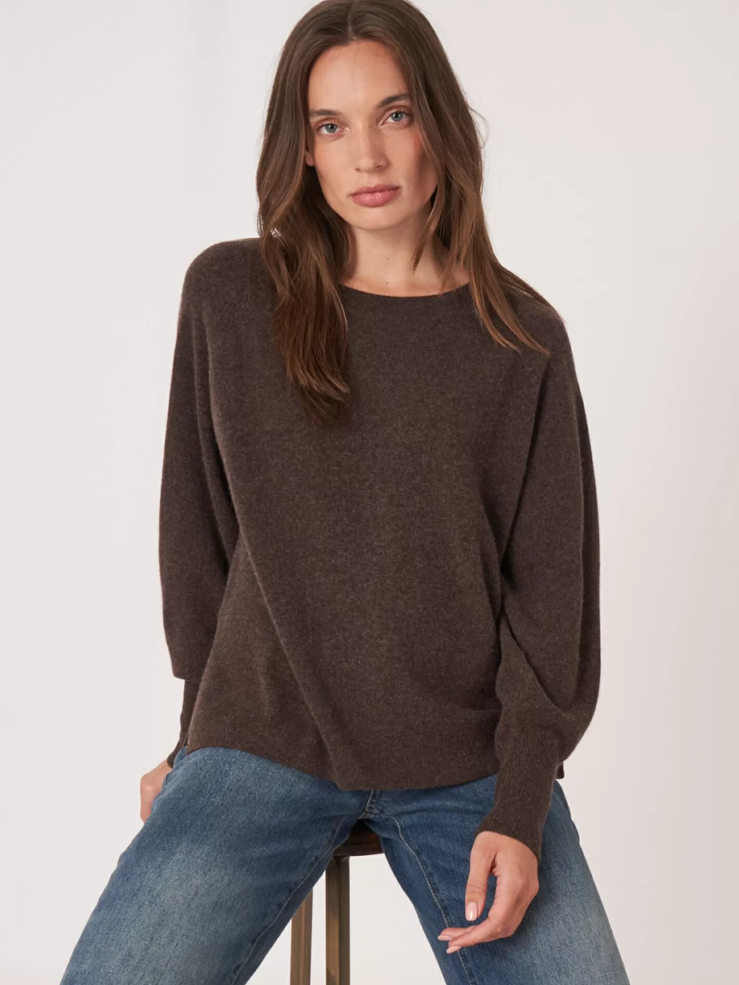 Pull Femme en Cachemire - Manches Raglan, Col Montant et Fente Latérale Élégante