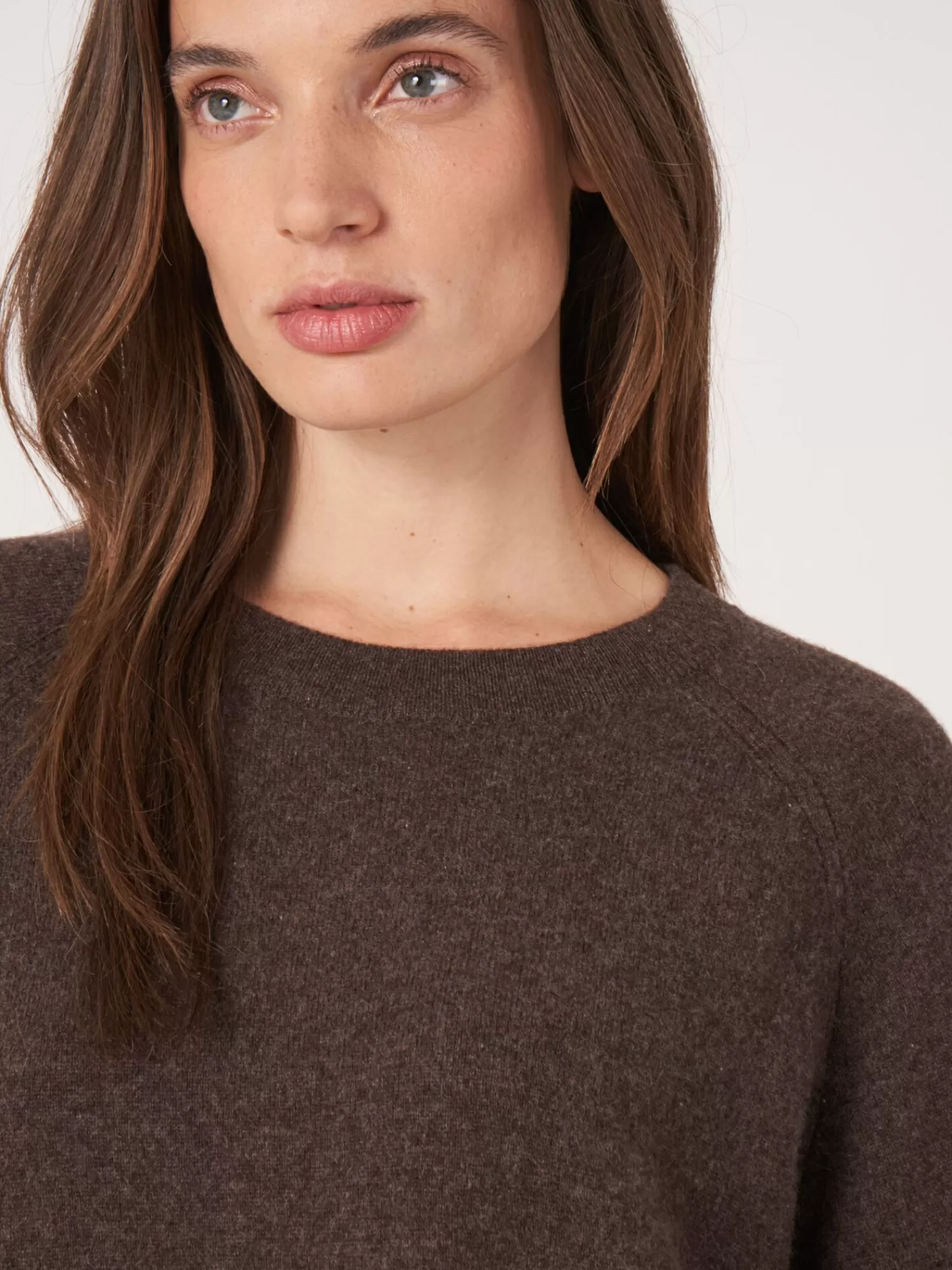 Pull Femme en Cachemire - Manches Raglan, Col Montant et Fente Latérale Élégante