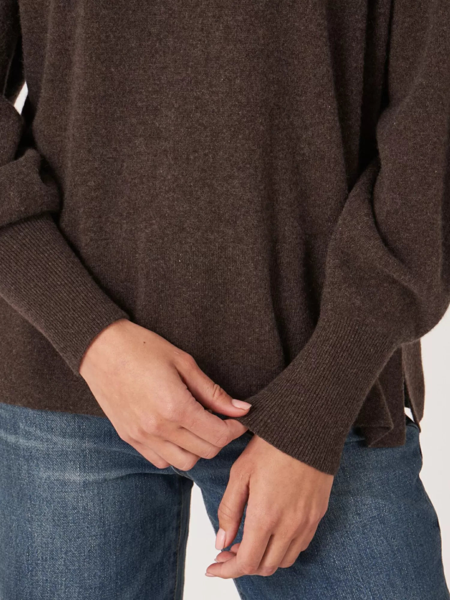 Pull Femme en Cachemire - Manches Raglan, Col Montant et Fente Latérale Élégante