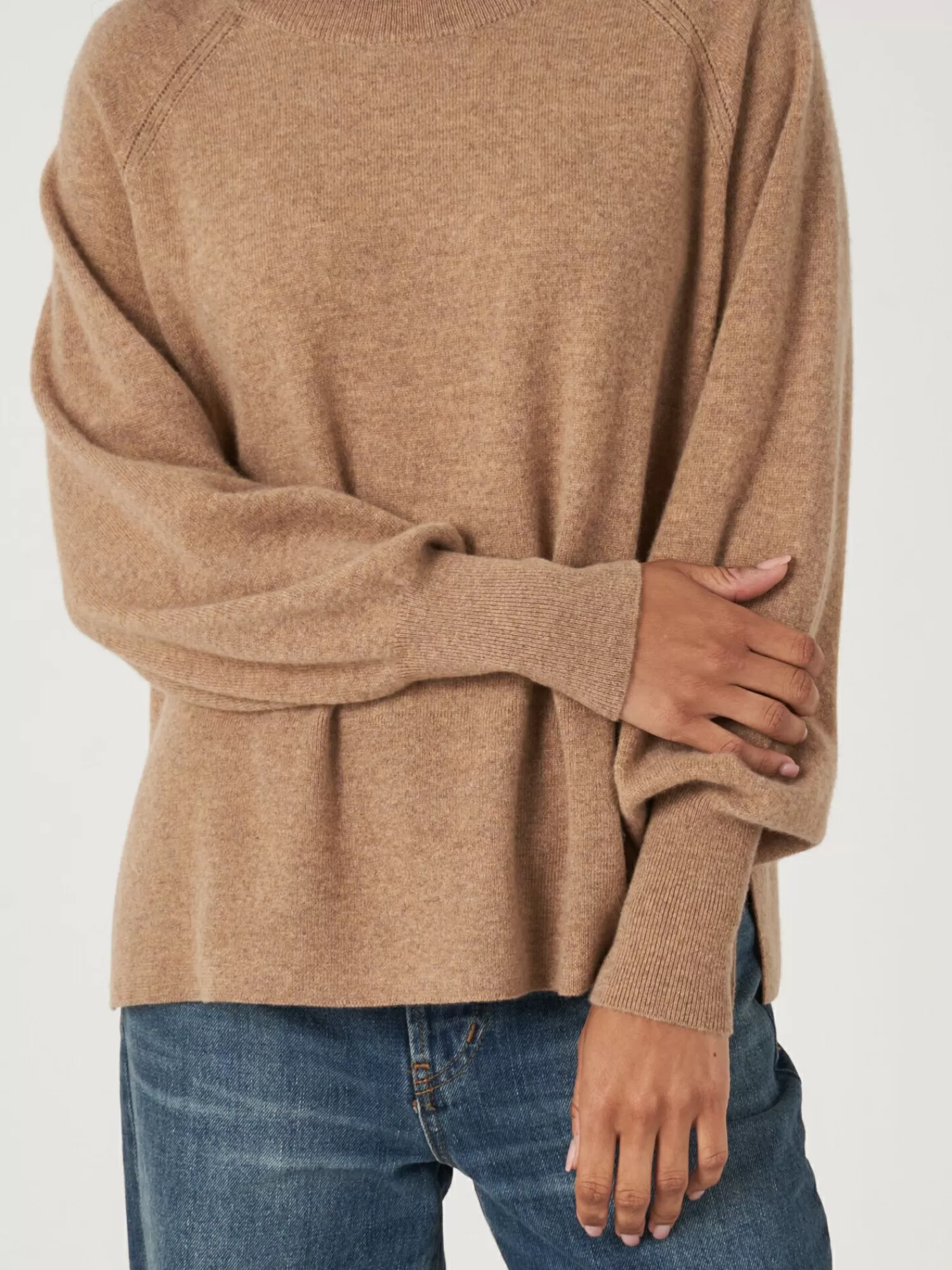 Pull féminin en cachemire doux - Manches raglan avec encolure en côtes hautes et fente latérale - Tendance automne-hiver pour élégance décontractée