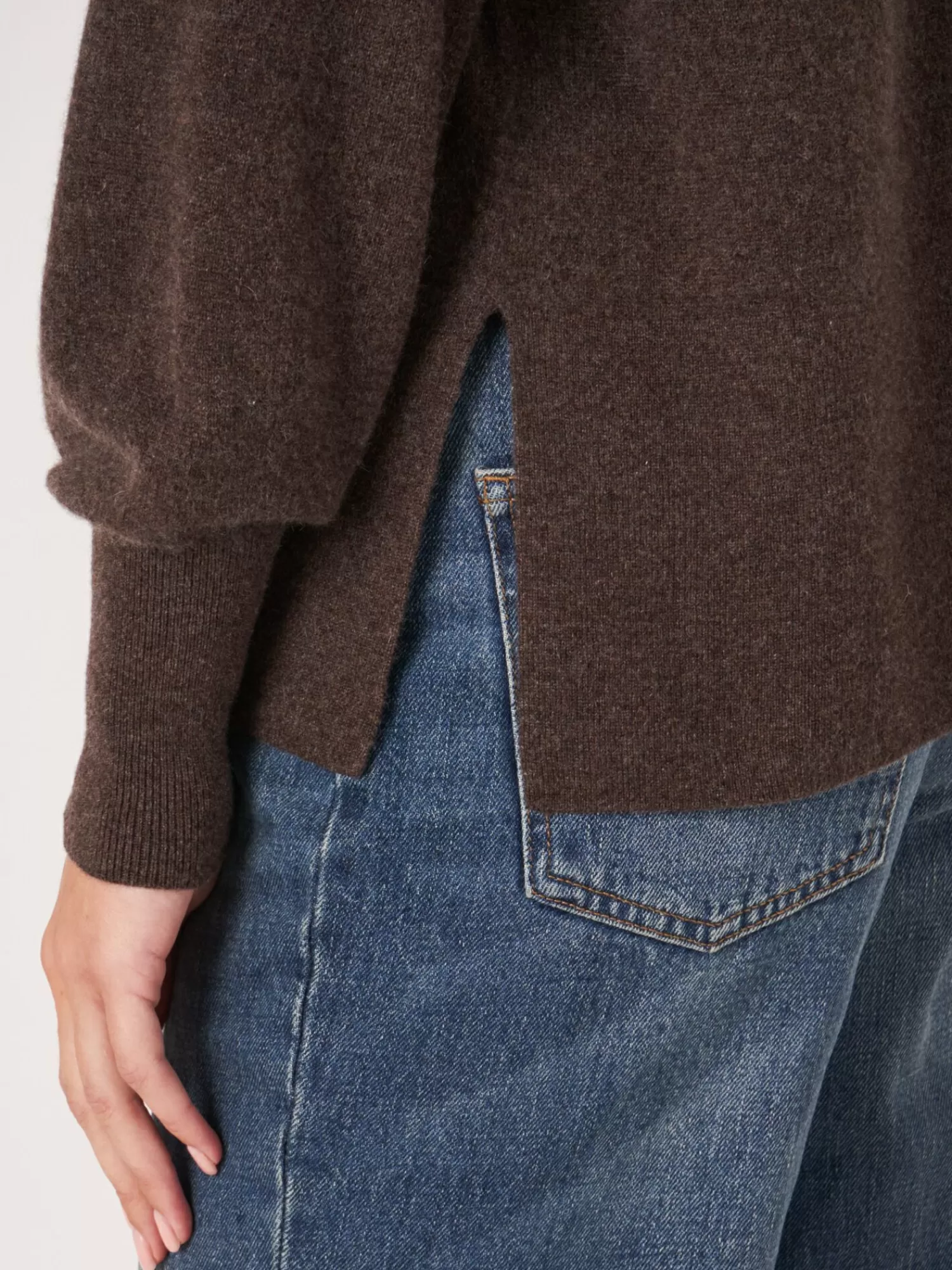 Pull Femme en Cachemire - Manches Raglan, Col Montant et Fente Latérale Élégante
