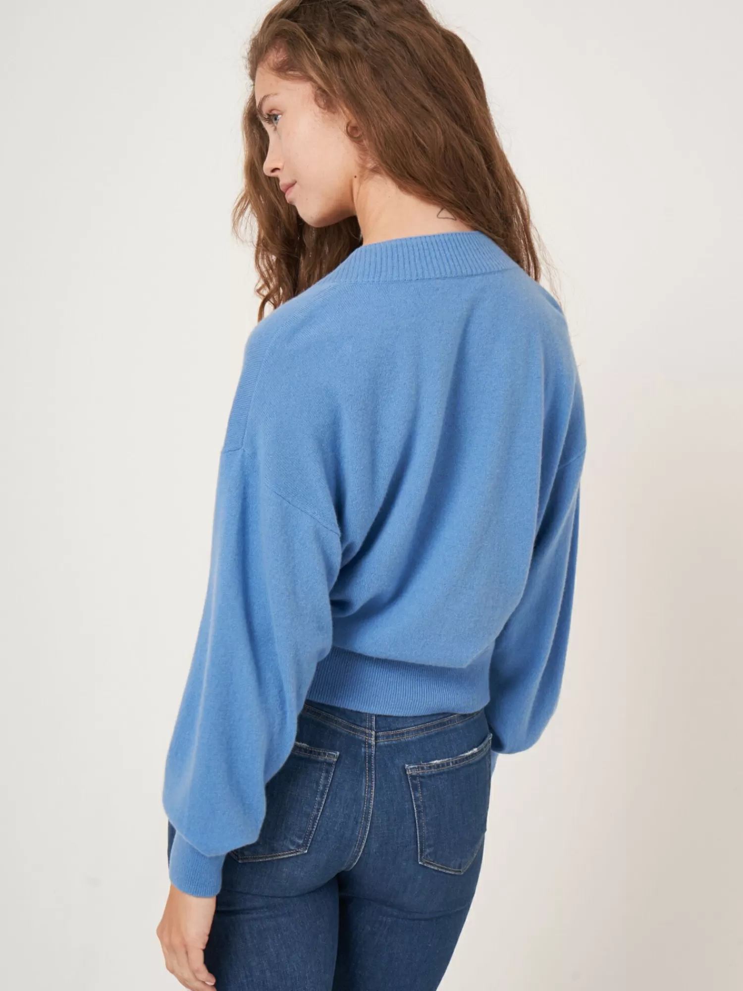 Pull en cashmere organique pour femme – encolure V profondément côtelée et texture douce
