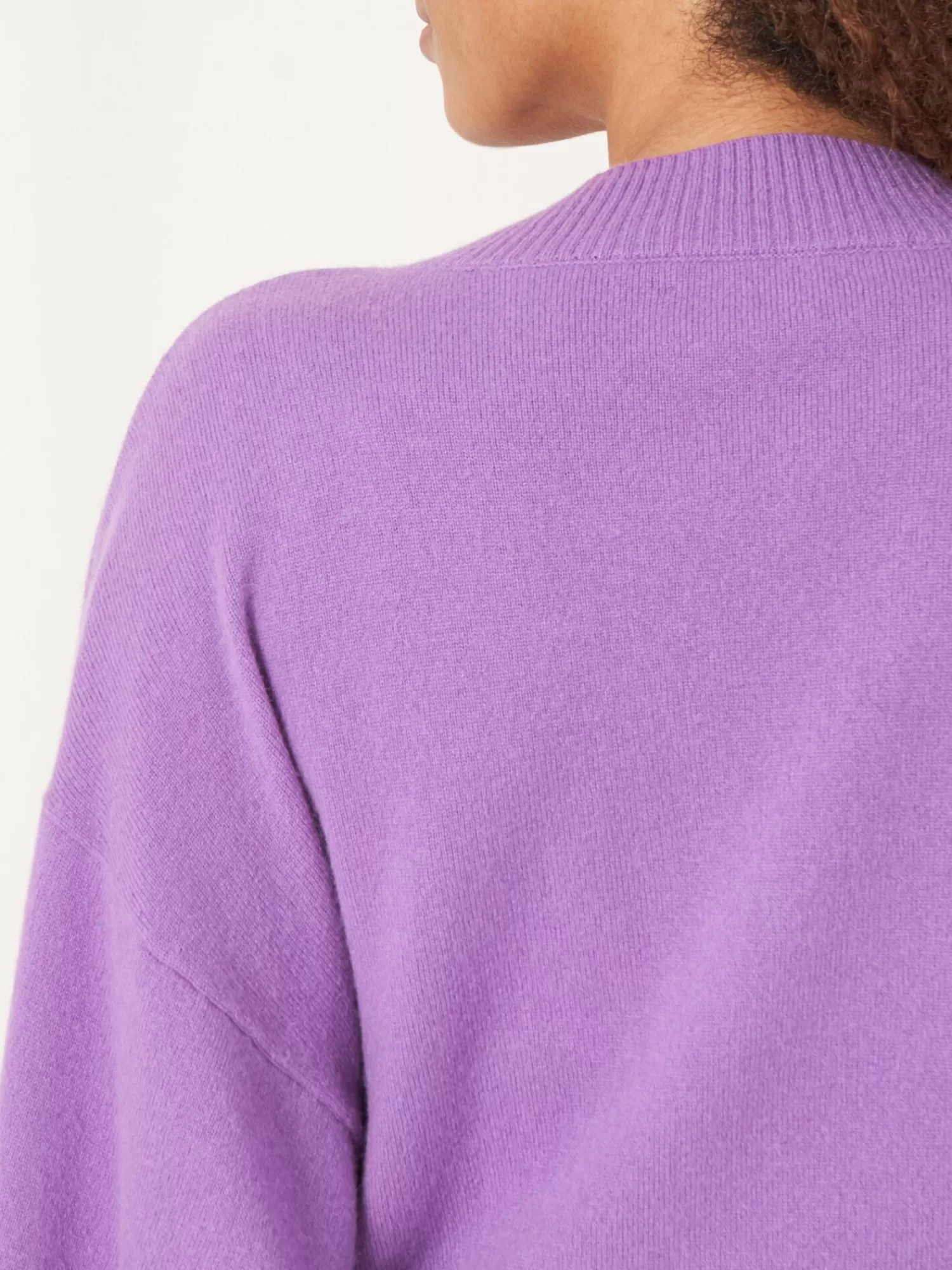 Pull Femme Col en V Profond à Côtes Douces en Cachemire Bio Élégant