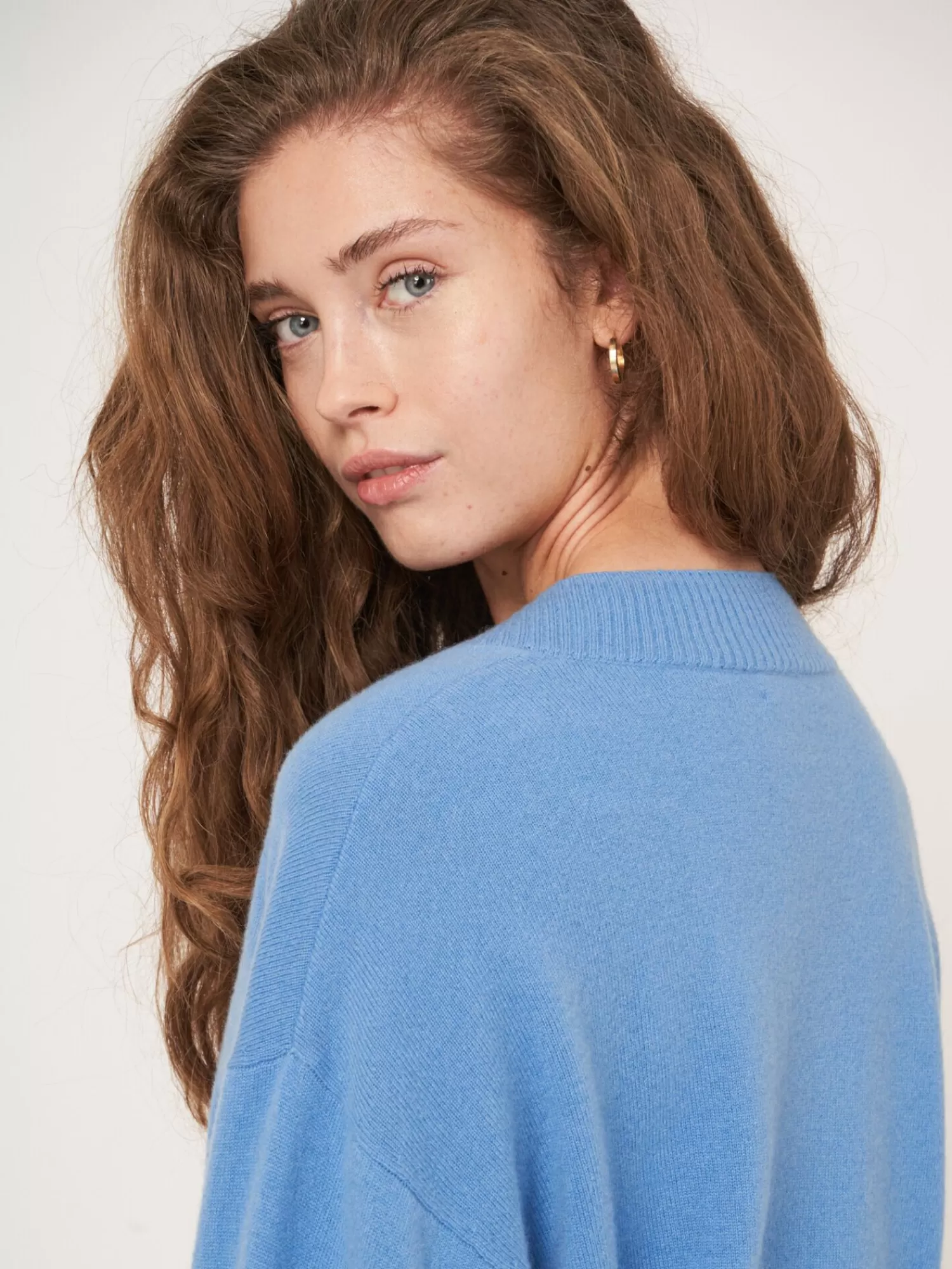 Pull en cashmere organique pour femme – encolure V profondément côtelée et texture douce