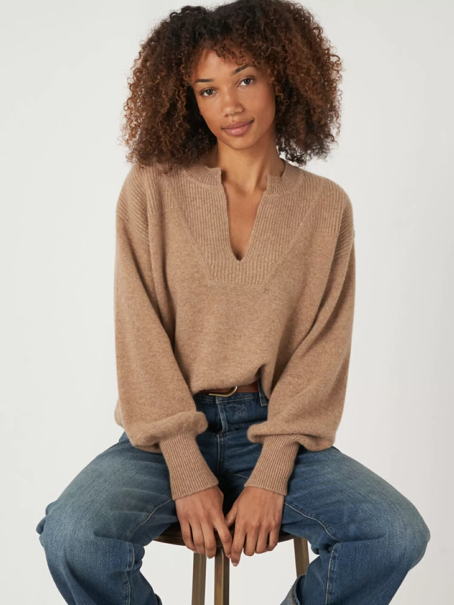 Délicieux pull féminin en cachemire doux - Col montant, finitions côtelées et fente stylisée