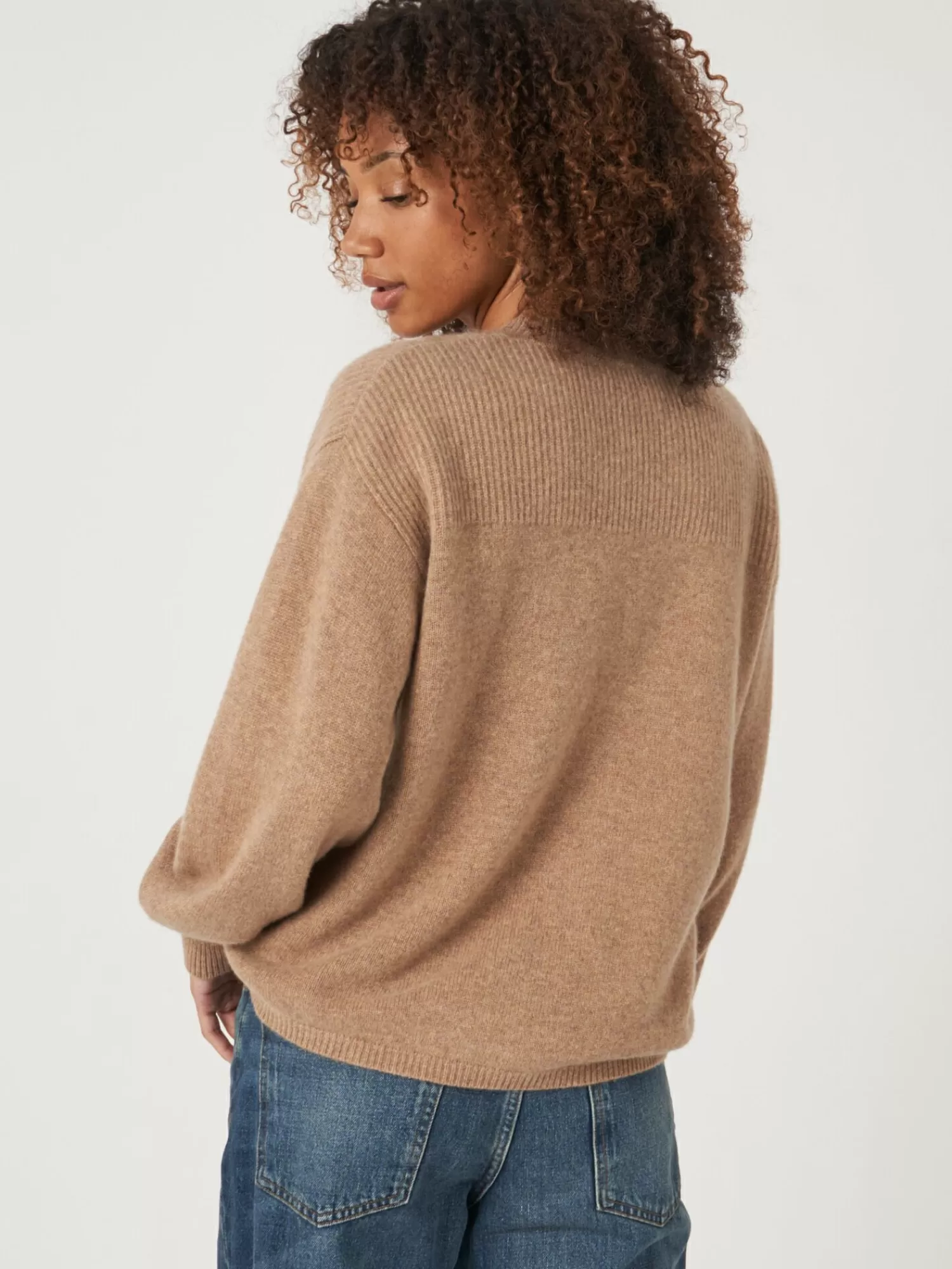 Délicieux pull féminin en cachemire doux - Col montant, finitions côtelées et fente stylisée