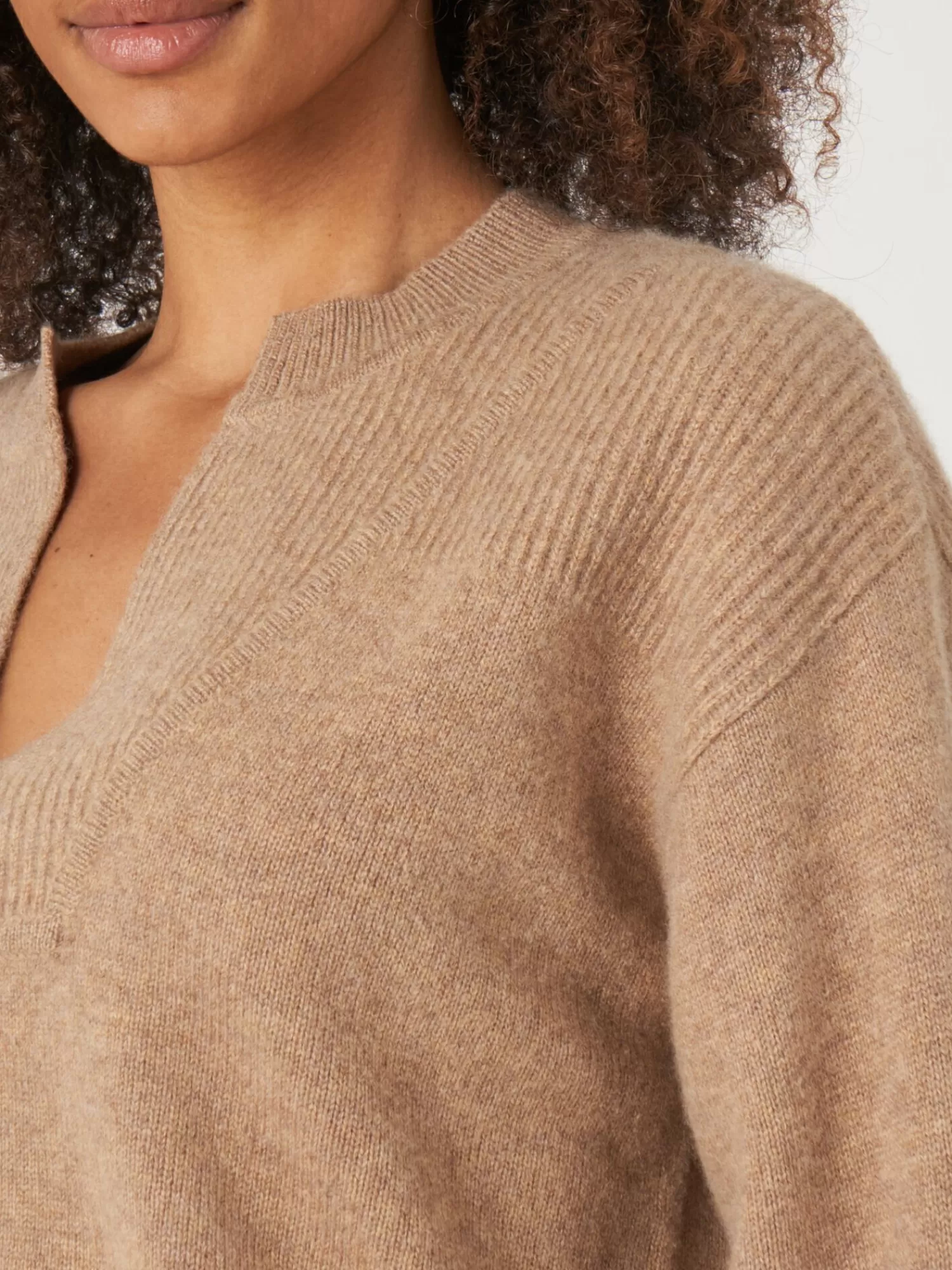 Délicieux pull féminin en cachemire doux - Col montant, finitions côtelées et fente stylisée