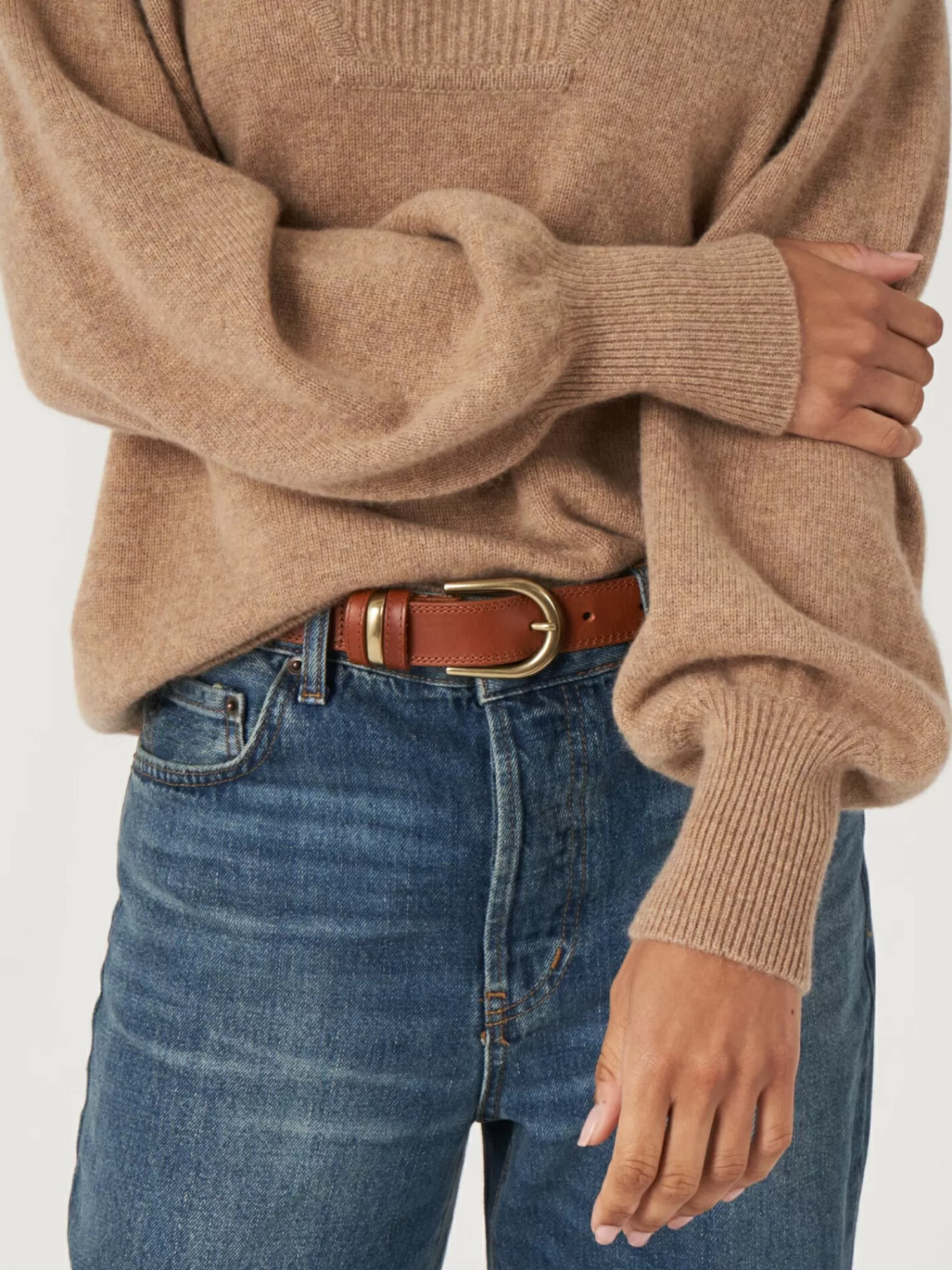 Délicieux pull féminin en cachemire doux - Col montant, finitions côtelées et fente stylisée
