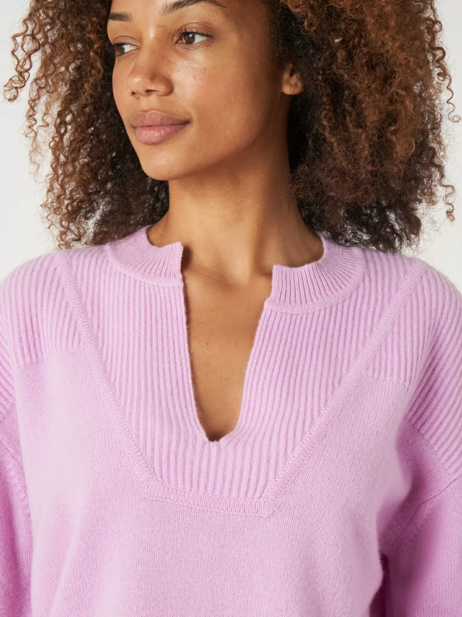 Pull Femme en Cachemire - Col Montant, Fente Latérale et Motif Côtelé | Promotion Éclair sur les Dernières Pièces