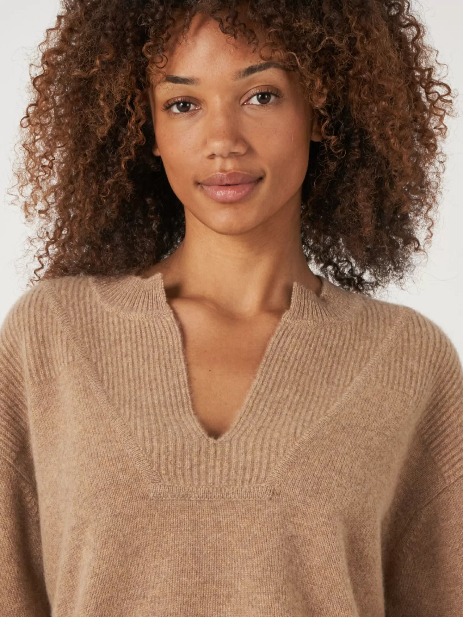 Délicieux pull féminin en cachemire doux - Col montant, finitions côtelées et fente stylisée